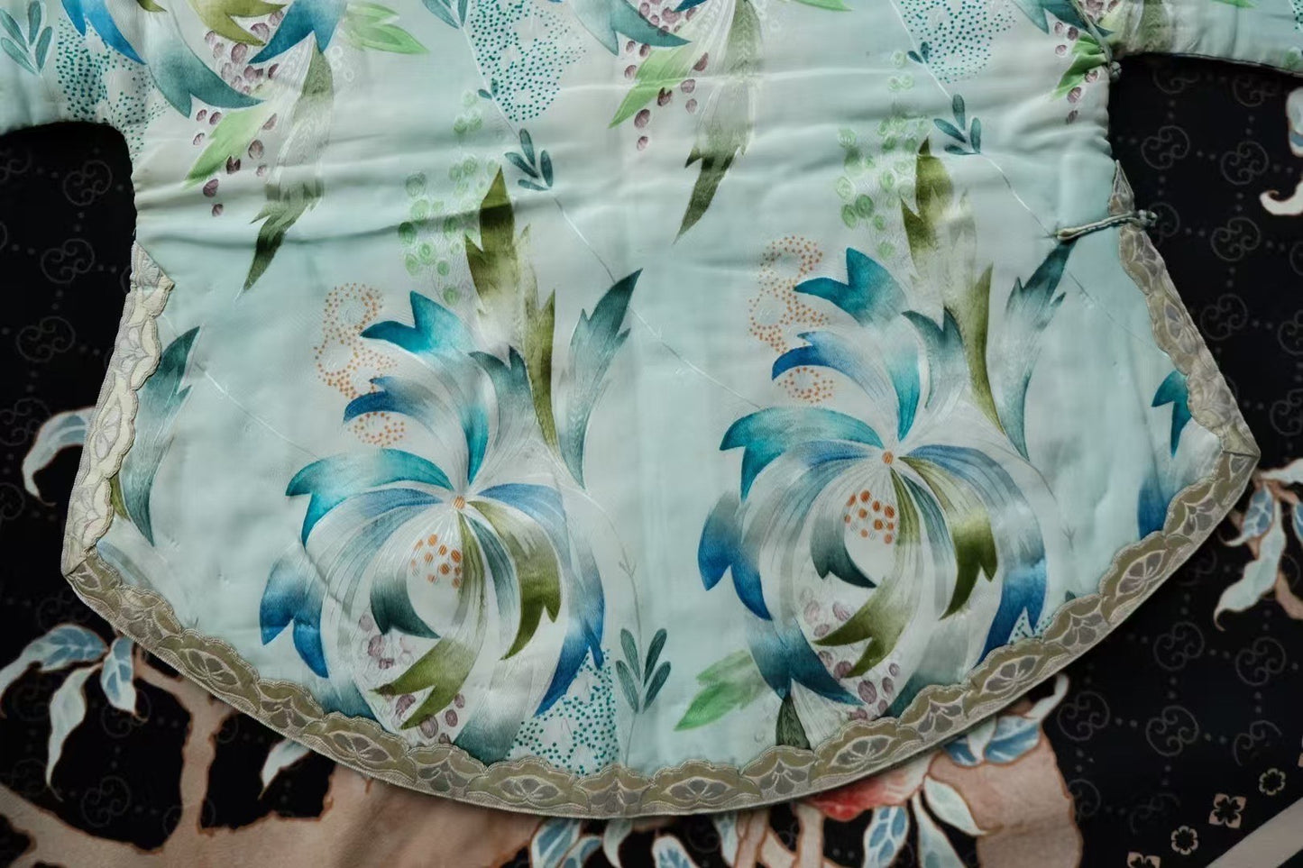 20年代 - ‘湖光春晓’·民国二十年代浅蓝地提花丝绸水墨晕染花卉圆摆花边倒大袖古董上衣 / 1920s - ‘Lake Spring Dawn’·1920s Republic-Era Light-Blue Jacquard Silk Floral Ink-Wash Print Peplum Antique Short Jacket/Top with Petal Cuffs