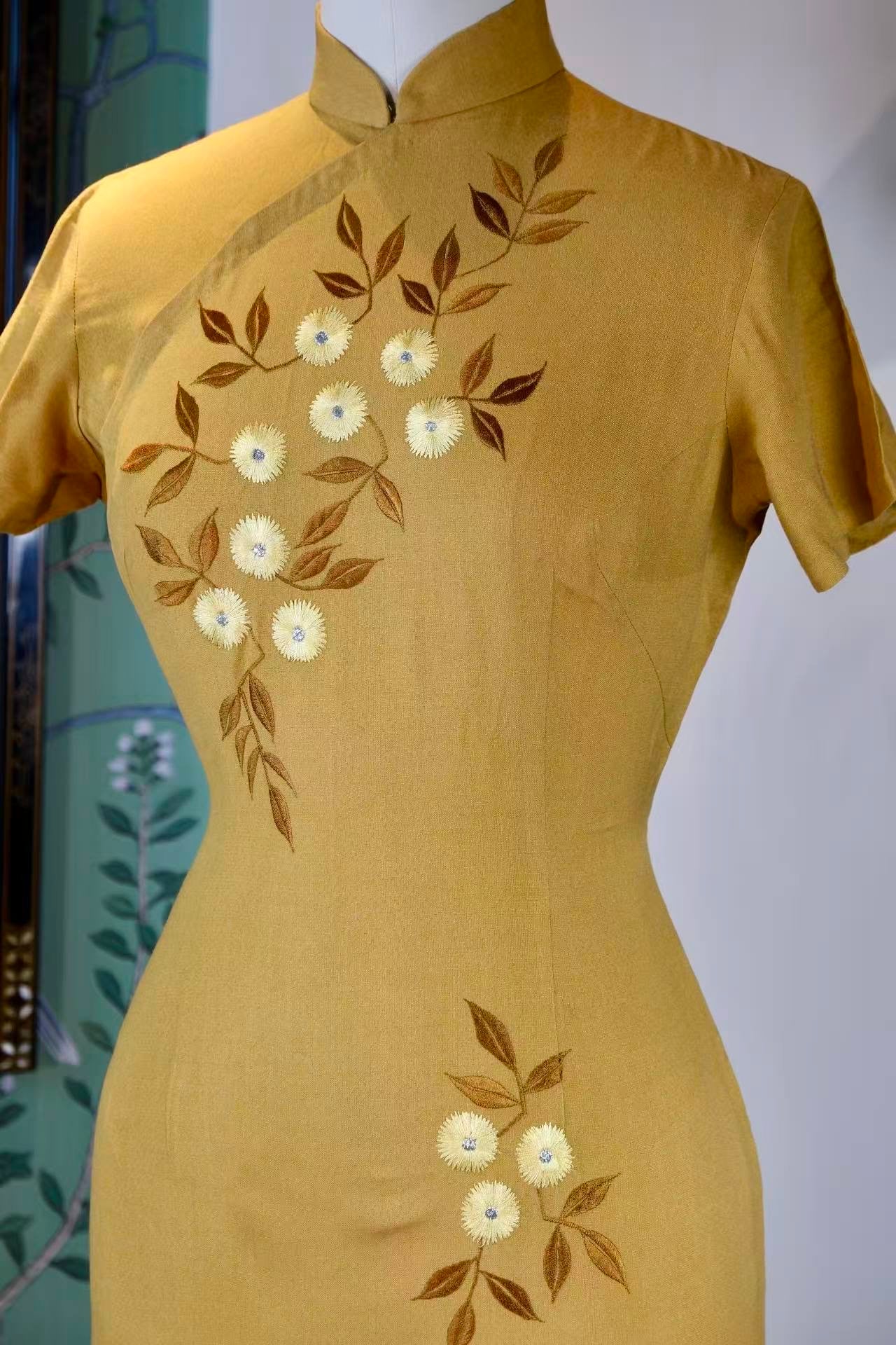 50年代 - 五十年代台湾制月黄刺绣旗袍：针线间的风雅颂 | 1950s - 1950s Taiwanese Embroidered Citrine Qipao: An Ode to Elegance in Every Stitch