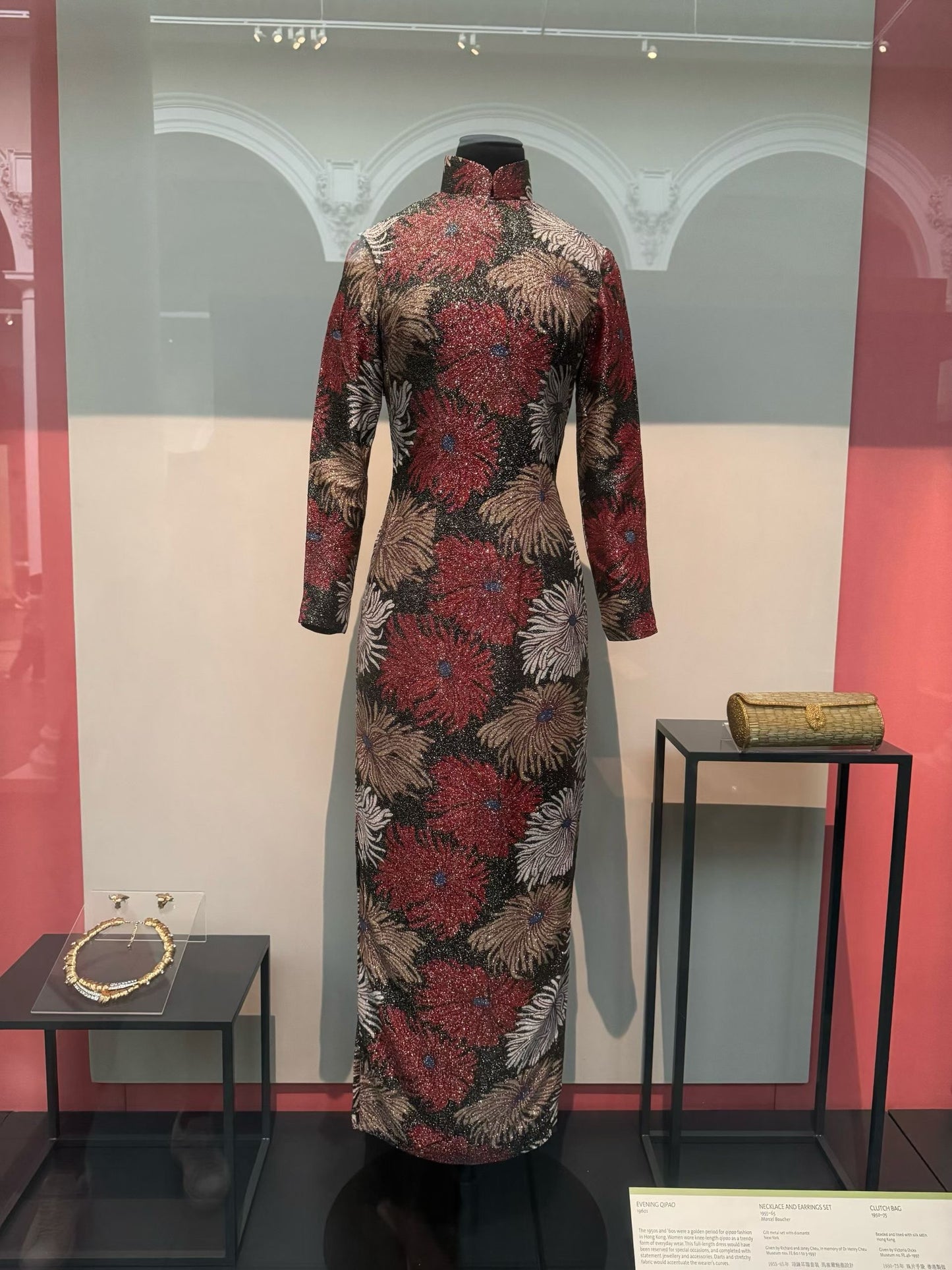 60年代 - 「绯红星河」：六十年代织银繁花无袖古董旗袍（V&A博物馆同款）/ 1960s -  "Crimson Stardust": A 1960s Vintage Hong Kong Sleeveless Qipao with Lurex-Woven Blooms (V&A Museum Style)