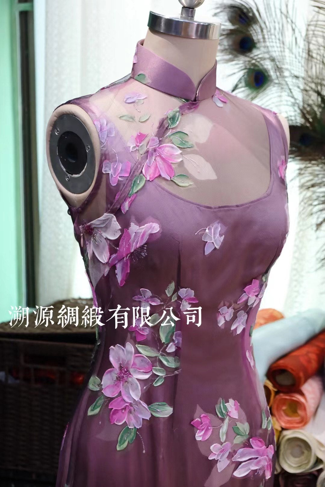 客定结缘 - Ruffo Coli 高定手工彩绘双层欧根纱无袖旗袍：《紫鸢花之恋》| Customized Design - Ruffo Coli Hand-Painted Haute Couture Double-Layer Organza Qipao: “Violet Iris Romance”