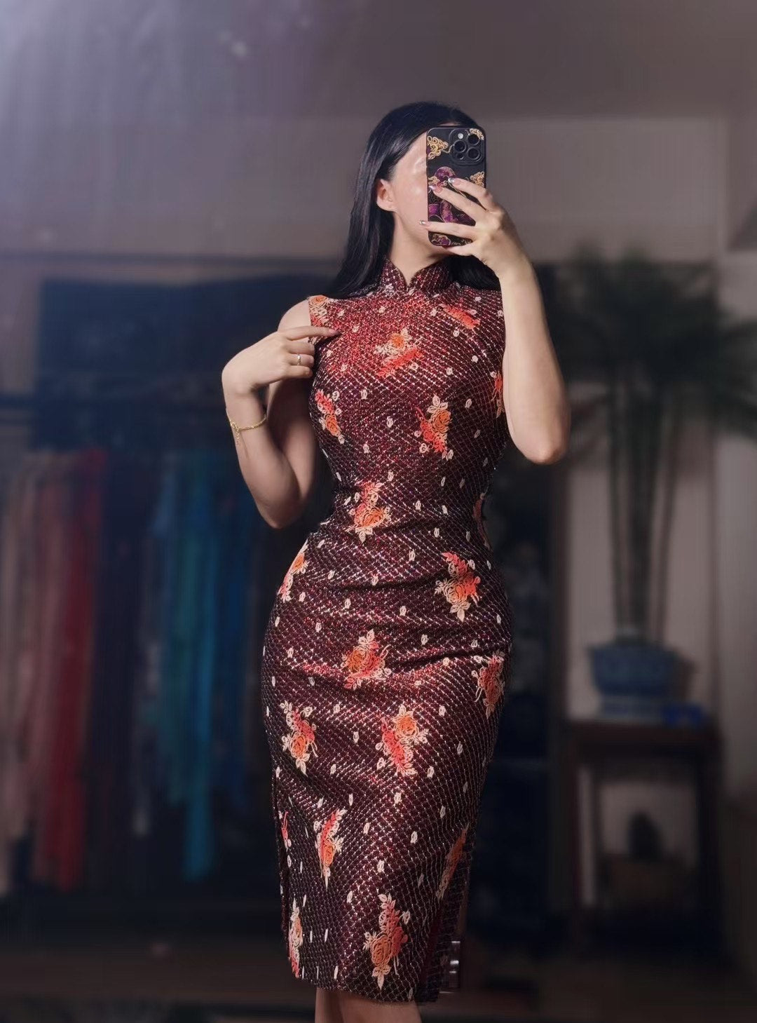 60年代 - 六零年代・影星雙姝：勃艮第織金植絨玫瑰＆祖母綠撞色閃爍織金古董港式旗袍珍藏 / 1960s - The Sixties Starlets Duo: Burgundy Gold-Woven Flocked Rose & Emerald Color-Block Shimmer Antique Hong Kong Qipao Collection