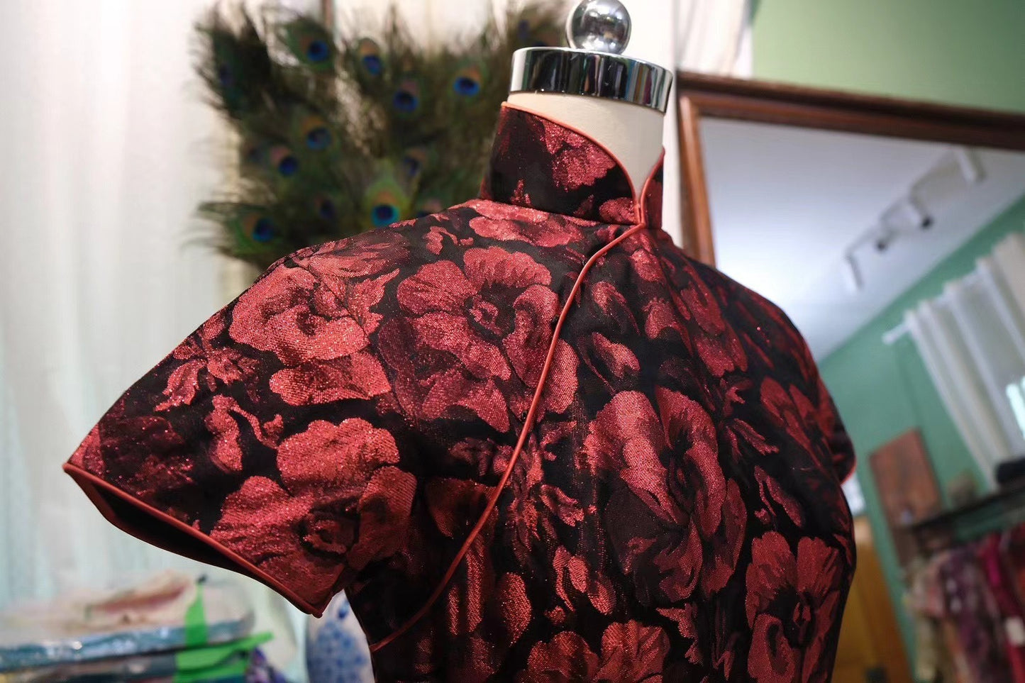 50年代 - 香港经典 黑地红金繁花织锦/织金提花三角腰中长款古董旗袍：【暗香浮金】| 1950s - Classic Hong Kong Qipao: Black-Base Red-Gold All-Over Floral Brocade/Jacquard, Triangular Waist, Mid-Length Antique Style: "Hidden Fragrance, Floating Gold"