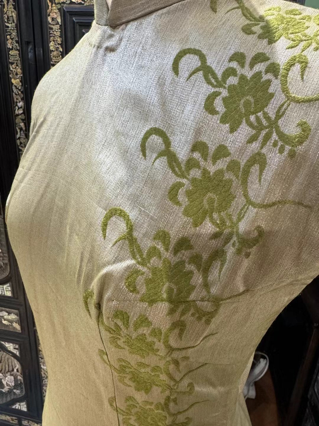 60年代 - 博物馆级珍藏：60年代 全织金细闪苔藓绿刺绣古董港式旗袍 | 1960s - A Museum-Quality Vintage 1960s Hong Kong Style Qipao/Cheongsam in Moss Green Metallic-Thread Fabric with Lime Green Embroidered Floral Motif (Singapore National Museum Match)