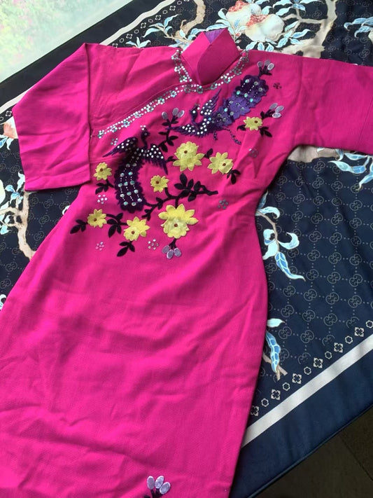 40年代 -【江宁博物馆典藏升级版】玫红凤舞：重工丝绒贴布亮片旗袍 | 1940s - "Nanjing Museum Upgrade": Fuchsia Phoenix Dance – Heavy Embellished Velvet Appliqué and Sequin Cheongsam