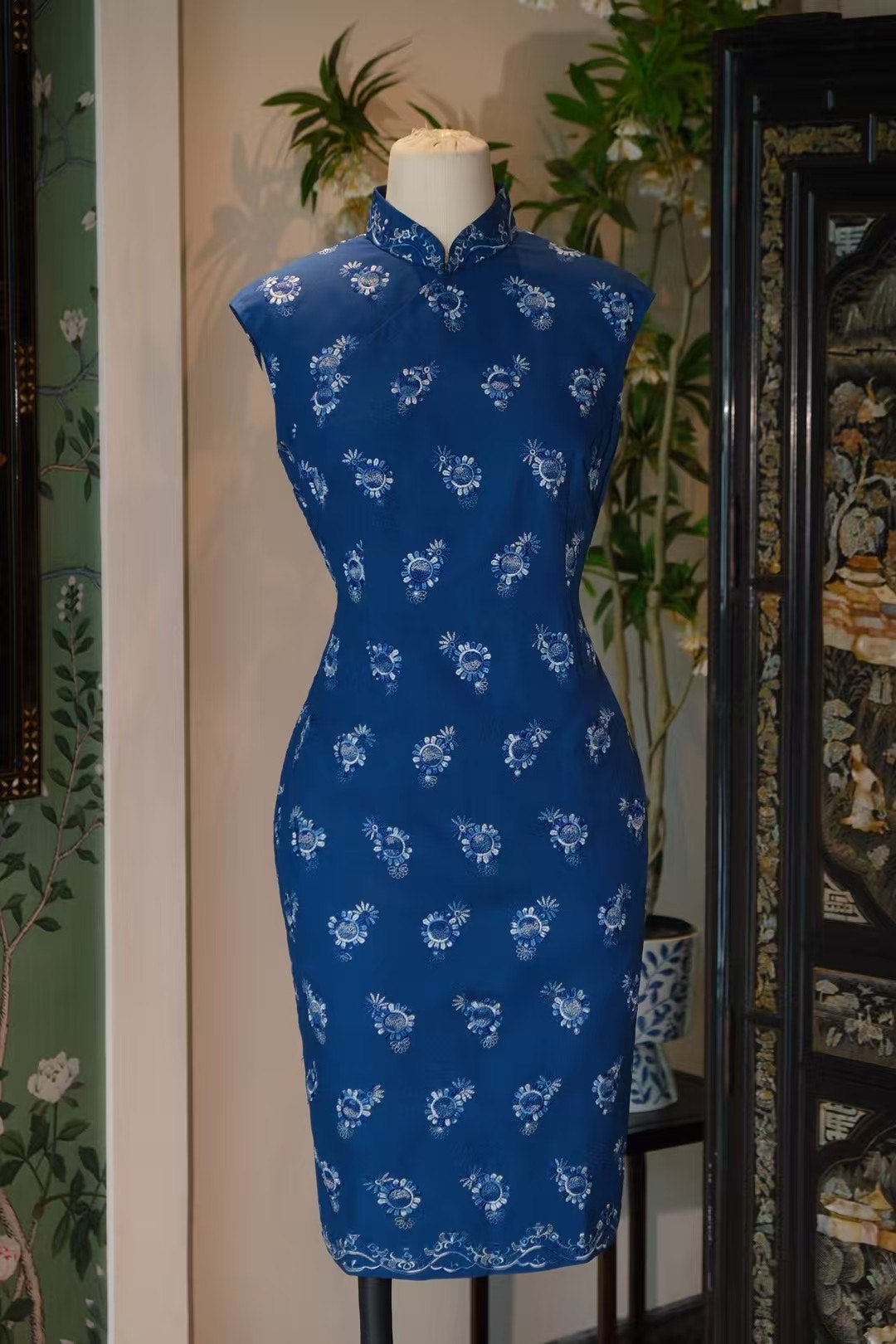 60年代 -《新加坡国立博物馆典藏 · 双色圆纹刺绣旗袍系列》 |  1960s - “National Museum of Singapore Heritage · Dual-Tone Circular Motif Embroidered Qipao Series”