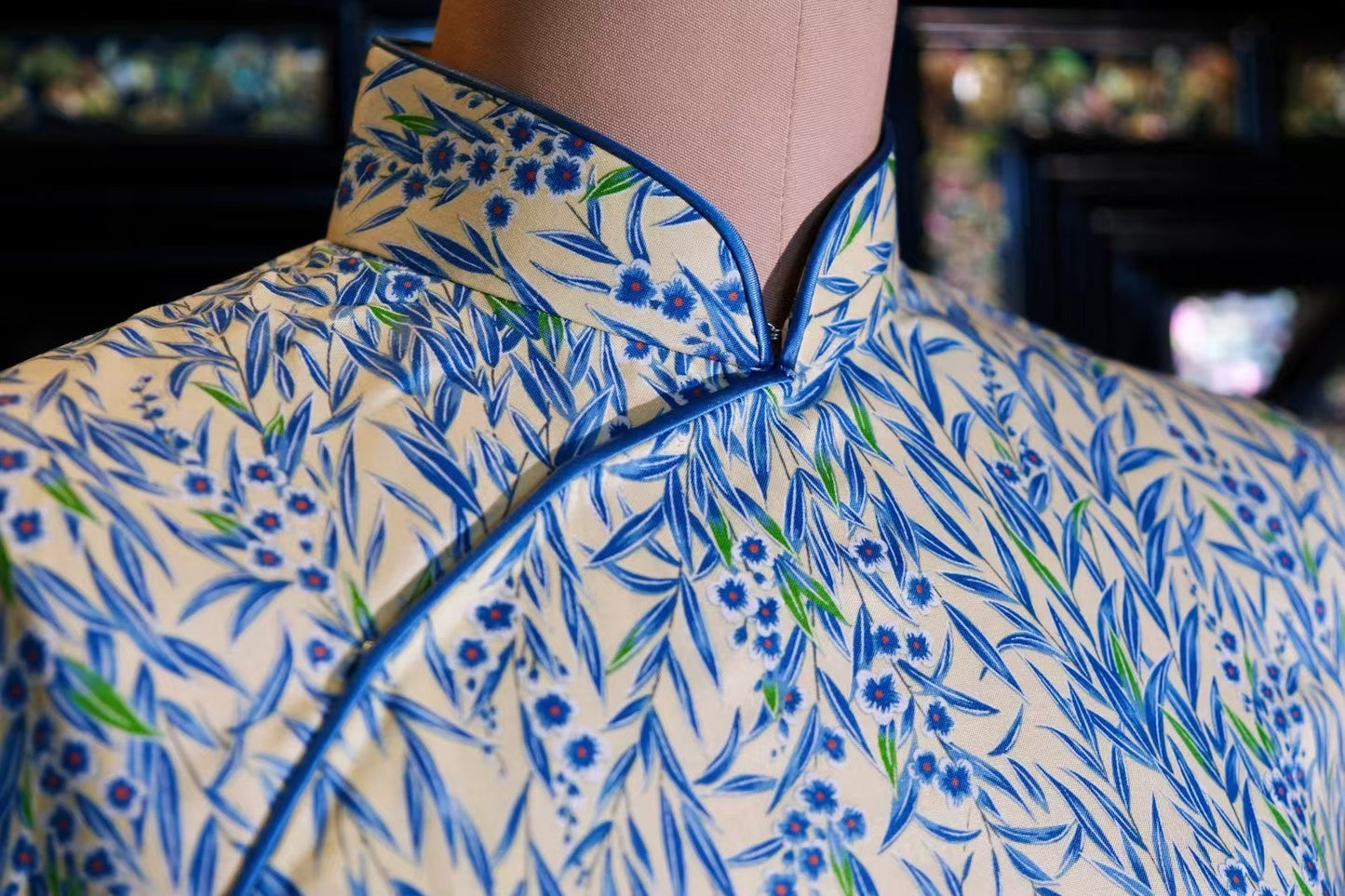 客订结缘 -「流苏穗影·竹韵青瓷」古董面料修身短袖旗袍 | Customized Design - "Willow Tassel Silhouette, Bamboo Rhyme Celadon" Antique Fabric Slim-Fit Short-Sleeve Qipao