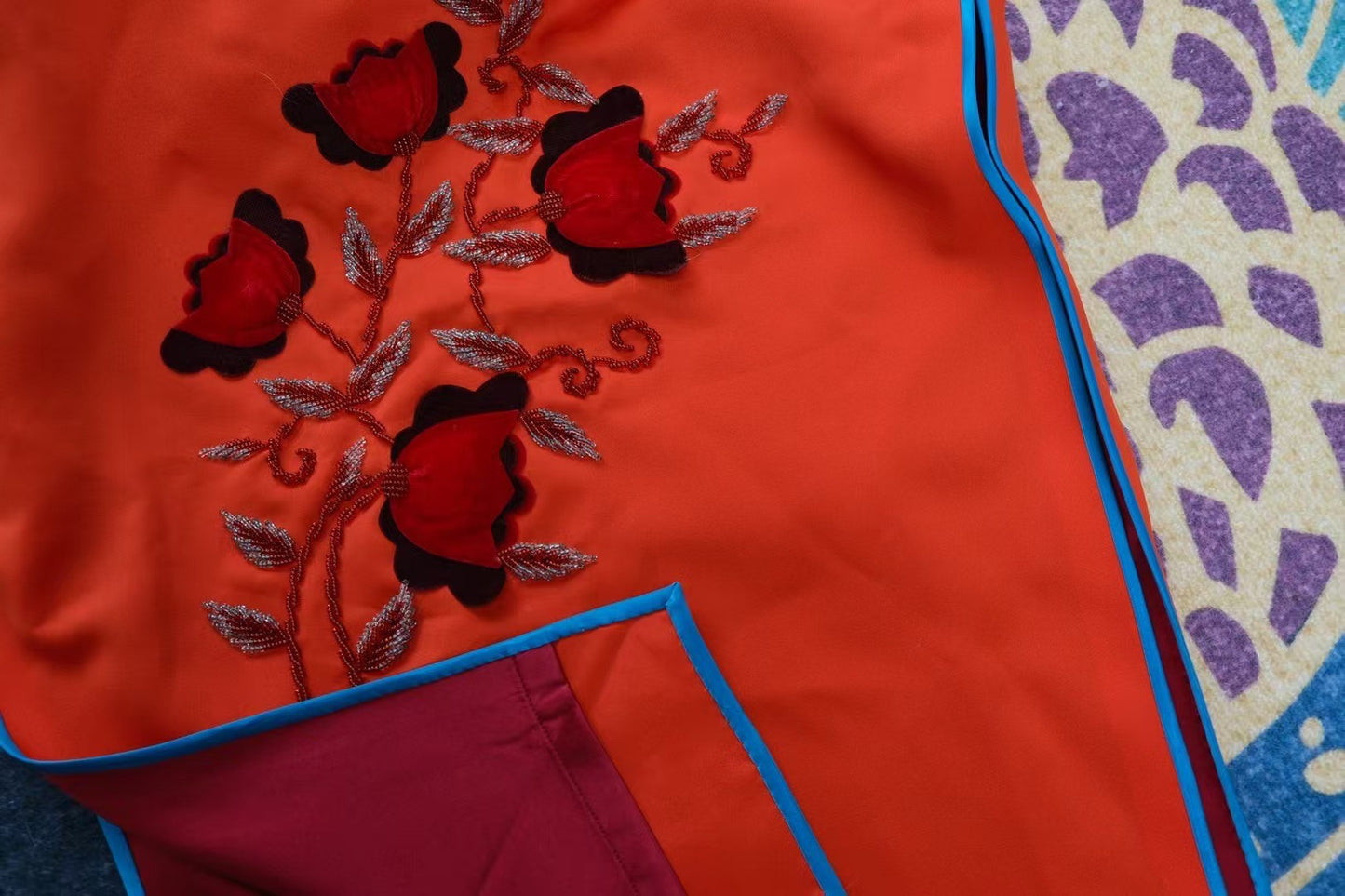 客订结缘 -《朱华曳影·碧缘凝香：刺绣花藤修身橘红缎面旗袍》| Customized Design - "Vermillion Splendor, Azure Edge: Embroidered Floral Vine Slim-Fit Cheongsam in Mandarin Orange Silk Satin"