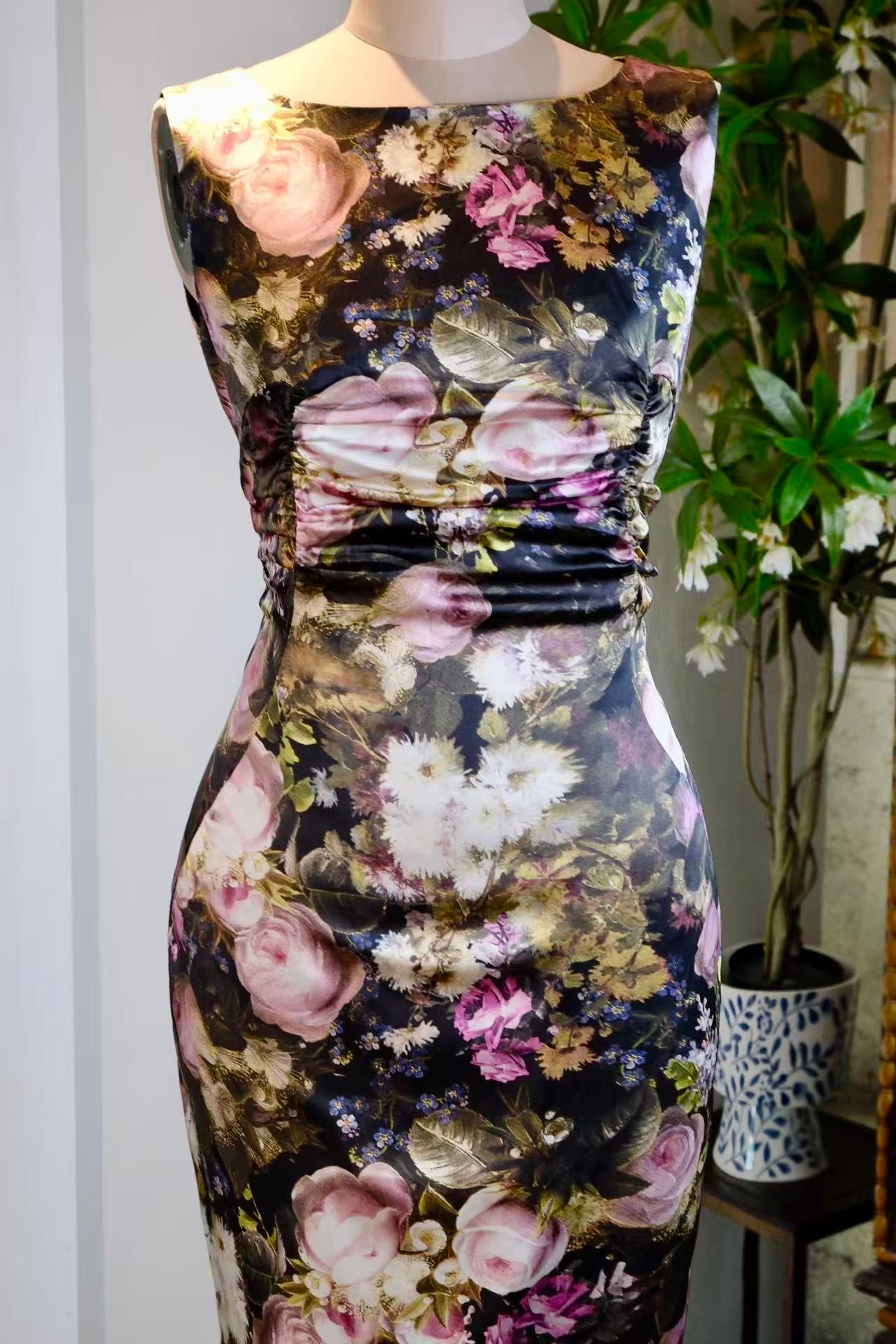 客订结缘 -《暗夜幽兰·繁花入梦：高定丝绒光泽褶皱修身长礼裙》| Customized Design - “Midnight Bloom: A Dream of Floral Opulence – Custom Gathered Luster Gown”