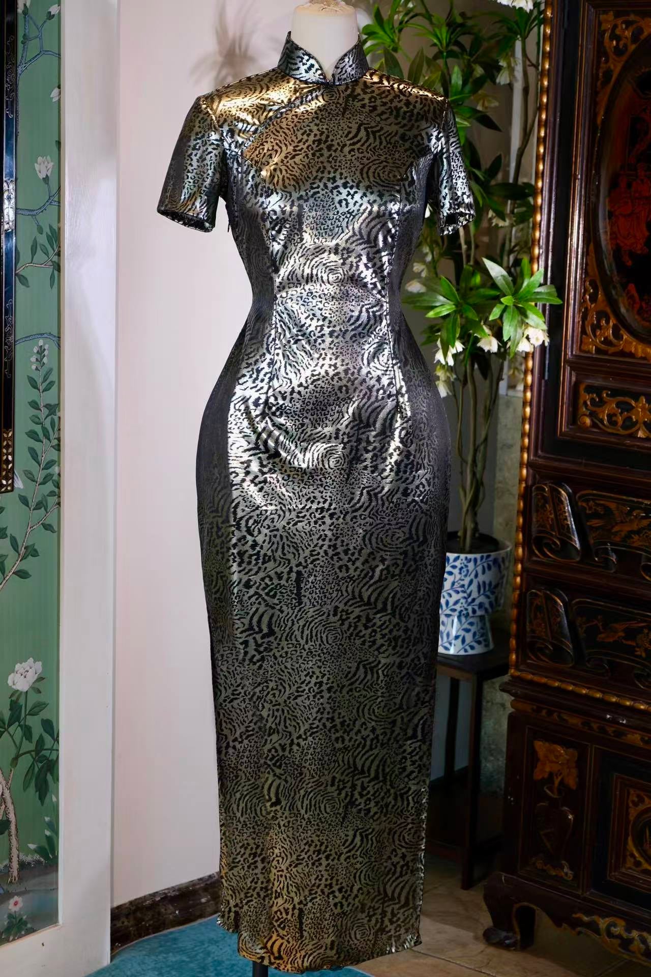 60年代 - 金属织银豹纹旗袍：六十年代港岛摩登图腾_HL | 1960s - The Silver-Woven Metallic Leopard Print Qipao: A Modernist Totem of 1960s Hong Kong_HL