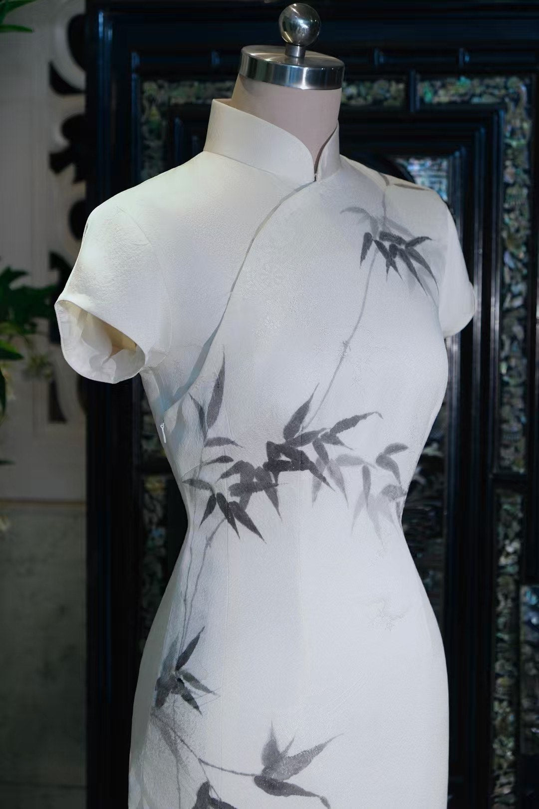 客订结缘 -《素白雅韵：墨竹风骨赋流光》| Customized Design - "The Serene Ink Bamboo: Elegance in Monochrome Cheongsam"