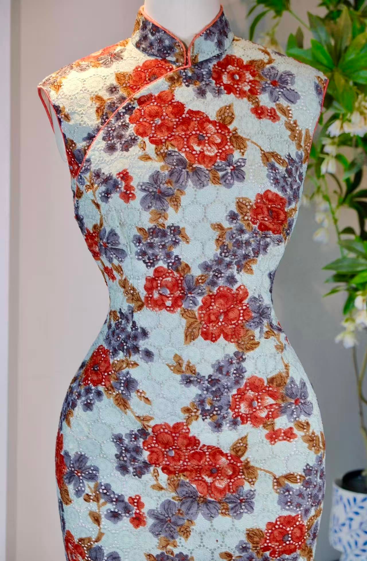 60年代 - 东方绮梦·六十年代香港浅青蕾丝法国刺绣牡丹芍药古董旗袍 | 1960s - Oriental Fantasy: A 1960s Hong Kong Vintage Cheongsam in Pale Cyan Lace with French Embroidered Peony and Peonies