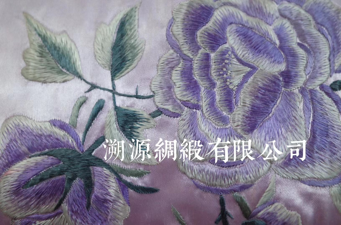 50年代 - 古董苏绣 绸缎彩绘花鸟 短袖中长款 港式手工盘扣 旗袍：【苏绣长生花】| 1950s - Antique Su Embroidery Silk Satin Painted Floral-Bird Short-Sleeve Mid-Length Qipao with Hong Kong Hand-Knot Buttons: "Su Embroidery Immortal Bloom"