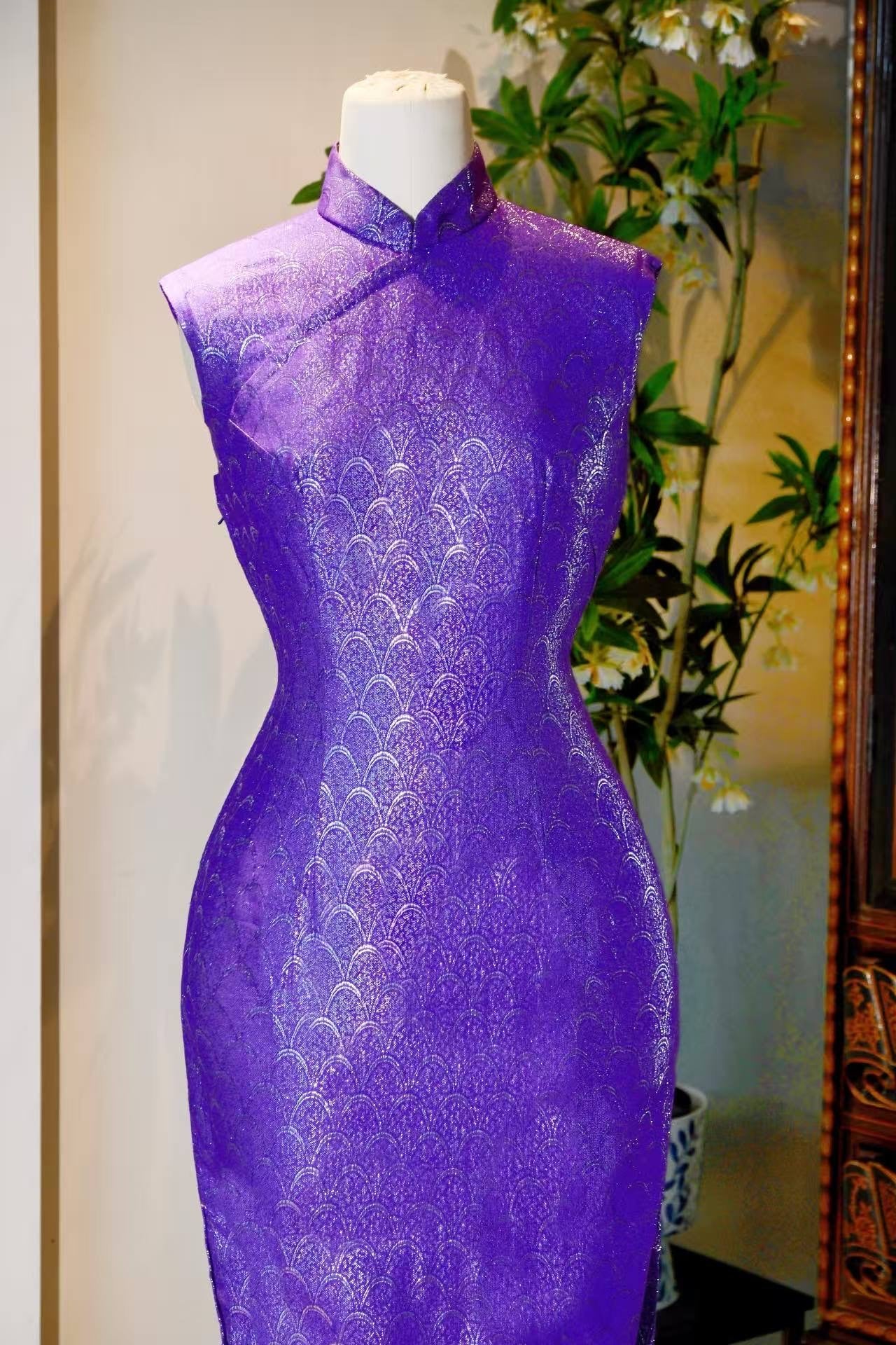 60年代 - 紫气祥瑞·六十年代织银黛紫龙鳞纹高开叉定制旗袍 | 1960s - The Regal Reverie of the Sixties: Custom High-Slit Cheongsam in Deep Mauve Silk, Woven with Auspicious Silver Dragon Scales