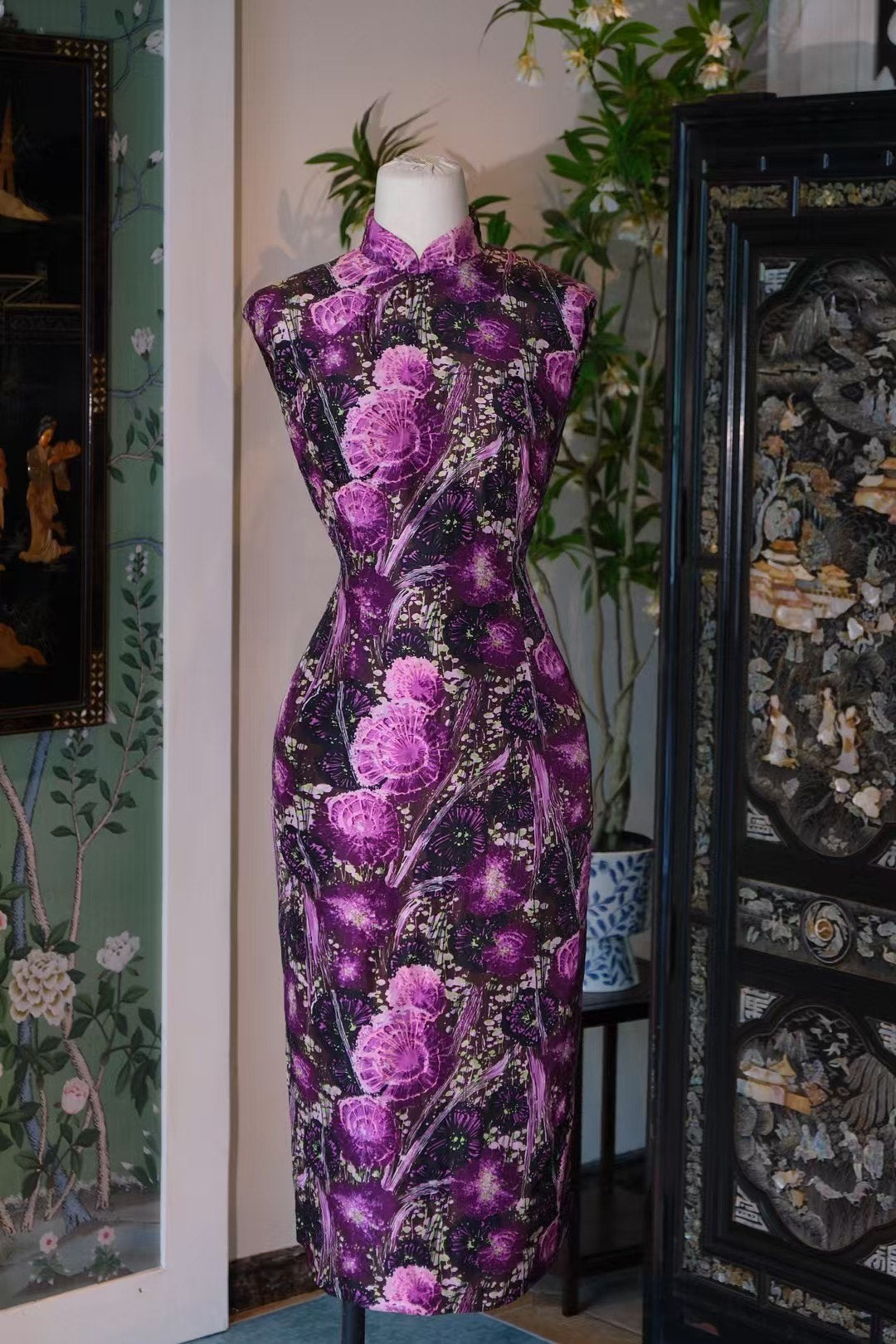 50年代 -  《午夜紫罗兰 》—— 奢华深紫底，绚烂绽放的复古印花旗袍  | 1950s - "Midnight Violet " — The Luxurious Deep Purple-Base, Exuberantly Blooming Vintage Print Cheongsam