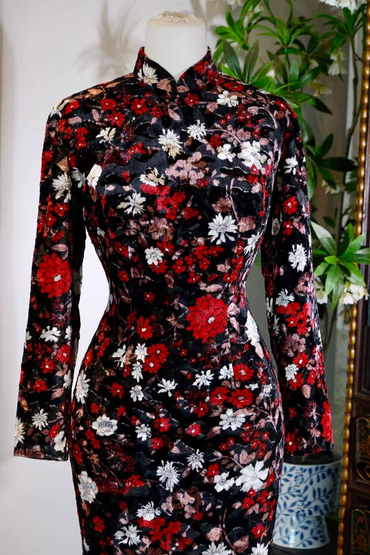 60年代 -《暗香盈袖：六十年代香港金丝绒印花旗袍》| 1960s - Fragrance Fills the Sleeves: A 1960s Hong Kong Velvet Print Antique Qipao