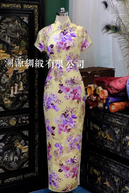 客定结缘 - Ruffo Coli 奢华真丝·春日紫藤金线印花·鹅黄玉色·典雅长款旗袍 | Customized Design - Ruffo Coli Luxury Silk, Spring Wisteria Gold Thread Print, Goose Yellow Jade Hue, Elegant Long Qipao