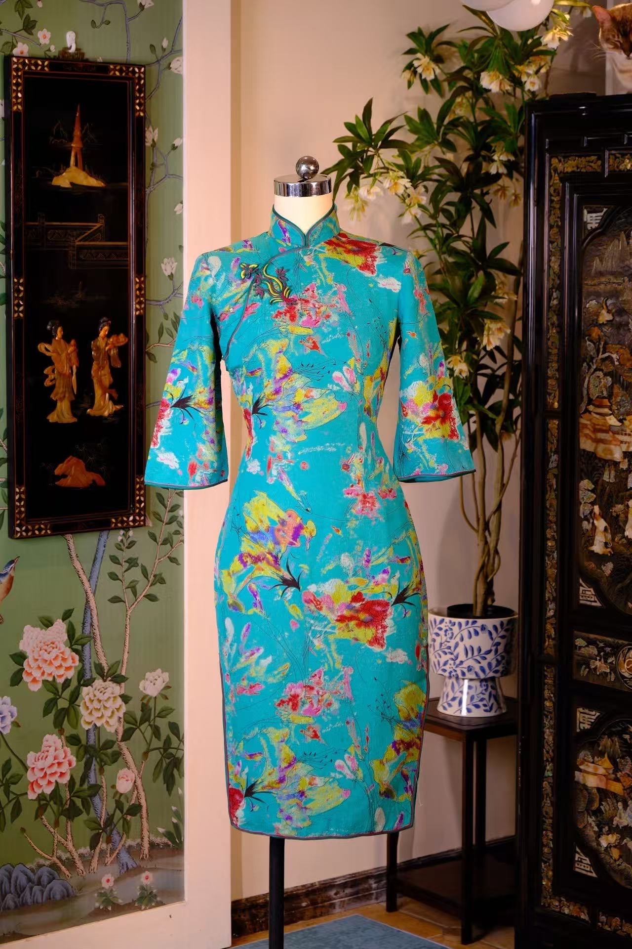 60年代 - 【天瀑流光】60年代抽象花鸟油画风 非遗嵌丝硬花扣古董港式旗袍 | 1960s - 【Turquoise Cascade】Vintage 60s Abstract Floral-Aviary Qipao with Intangible Heritage Gilt-Thread Hard Frog Closure