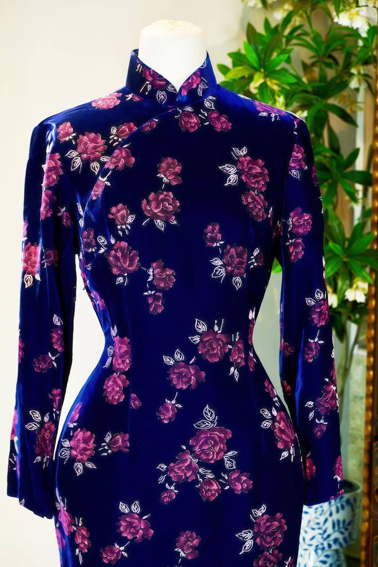 60年代 - 孤本奢华·1960年代台湾纯手工描金闪片天鹅绒牡丹旗袍 | 1960s - Singular Luxury: 1960s Taiwan Pure Hand-Painted Gilt Sequin Velvet Peony Cheongsam