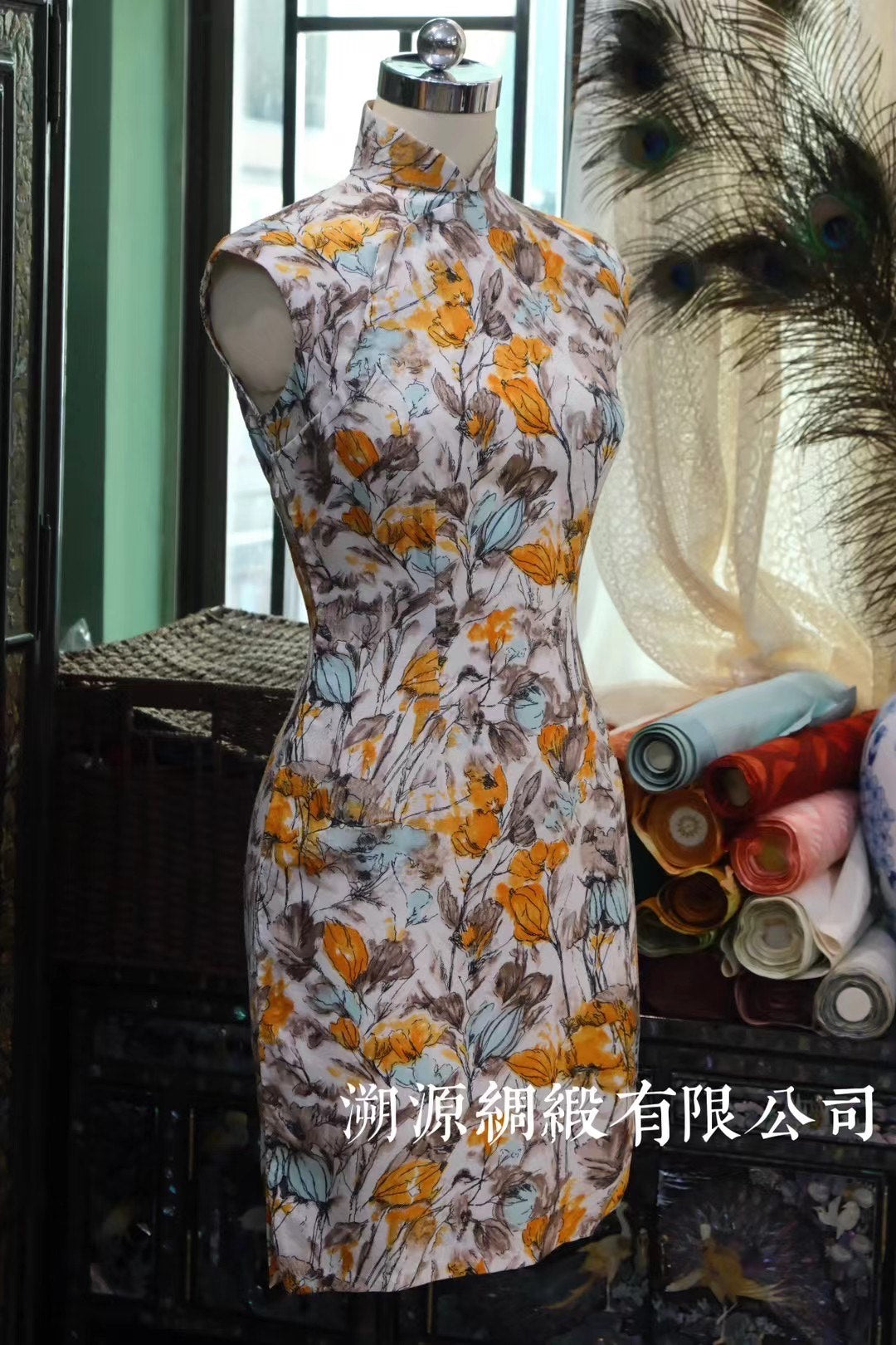 60年代 -【秋橘浮光 • 白底手绘感橘黄花卉印花无袖修身短款古董旗袍】| 1960s - “Tangerine Bloom” - Sleeveless Antique Qipao in White with Hand-Painted Style Yellow-Orange Floral Print.