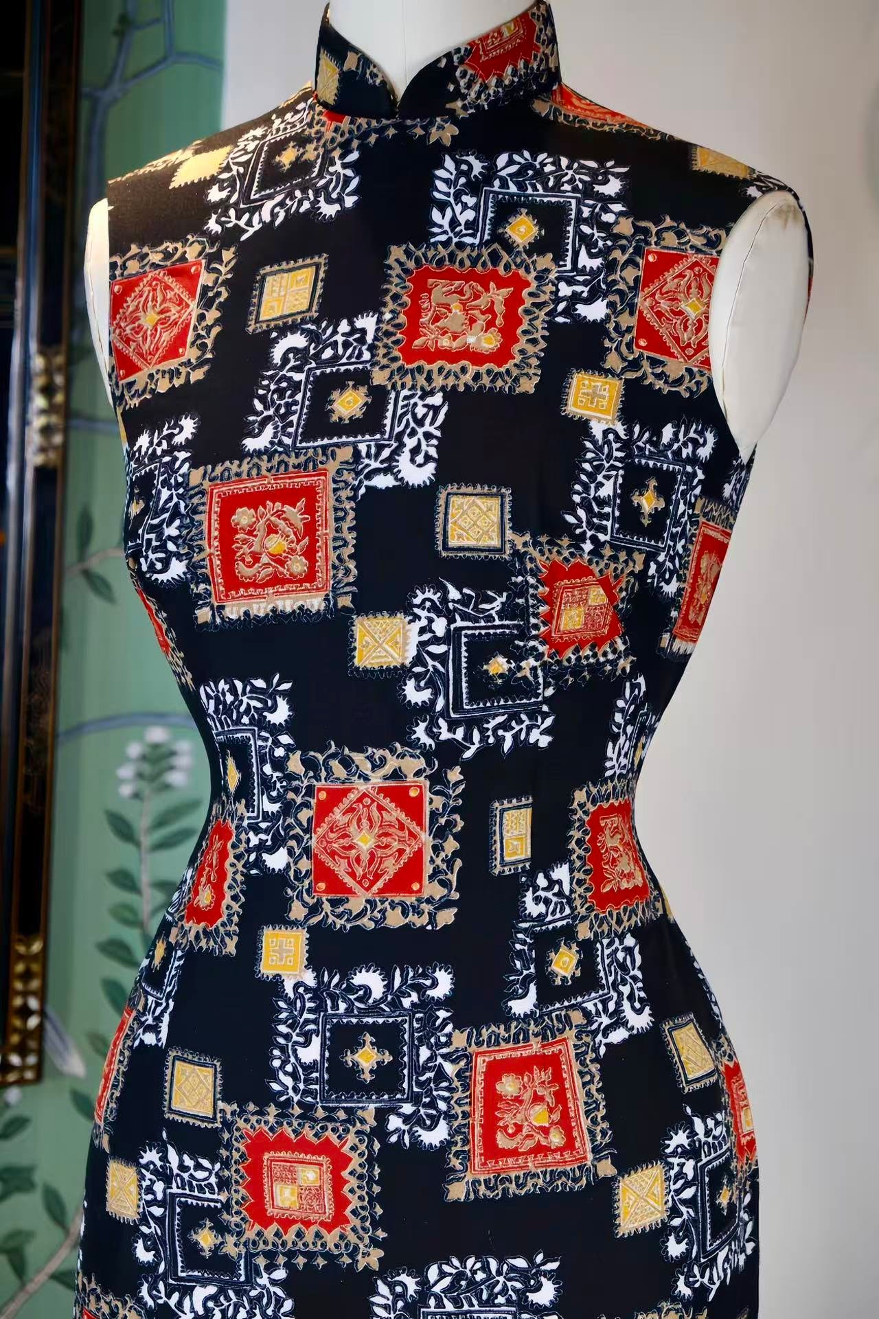 60年代 - 时光锦书·1960年代香港产玄黑丝绸蒙德里安风格几何抽象印花古董旗袍 | 1960s - Timeless Brocade: A 1960s Hong Kong Vintage Black Silk Cheongsam with Mondrian-Style Geometric Abstract Print