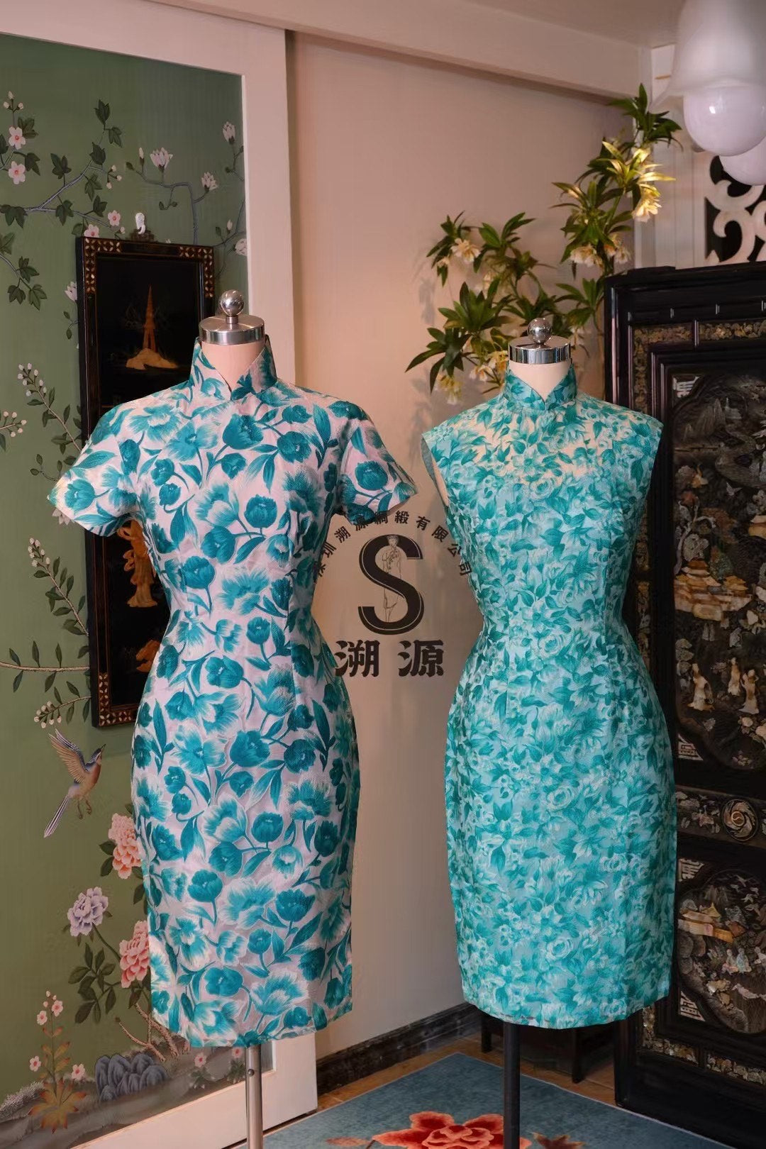 60年代 - 「薄荷海鹽・雙生花」：1960年代風格清涼水藍色調花卉印花短袖及無袖修身旗袍對組 | 1960s - "Mint Sea Salt・Twin Blossoms": 1960s Hong Kong Style Cool Aqua-Toned Floral Print Short-Sleeve and Sleeveless Slim-Fit Qipao Duet