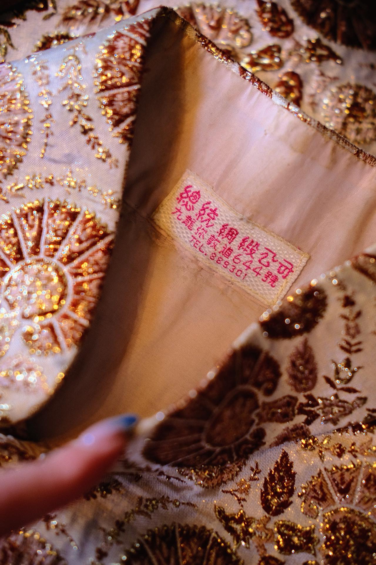 60年代 - 鎏金日冕：当意大利金线织就温哥华的冬日暖阳 | 1960s - Golden Corona: When Italian Metallic Thread Weaves the Winter Sun of Vancouver