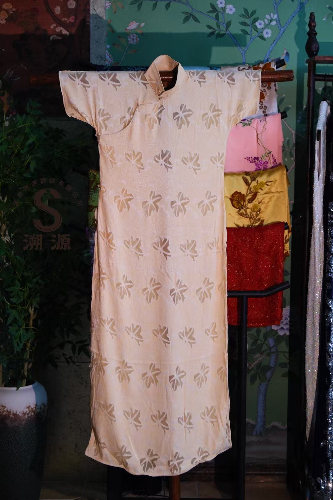 30 年代：【民国古董袍】玉兰轻绡：双色提花云肩宽袖古法旗袍 | 1930s： "Republic Era Antique Robe": Magnolia Light Gauze – Two-Tone Jacquard Wide-Sleeve Qipao