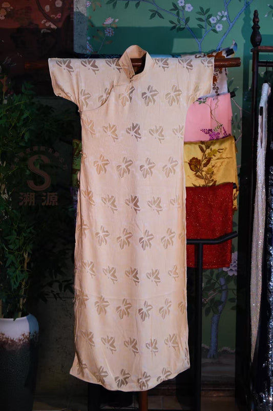 30 年代：【民国古董袍】玉兰轻绡：双色提花云肩宽袖古法旗袍 | 1930s： "Republic Era Antique Robe": Magnolia Light Gauze – Two-Tone Jacquard Wide-Sleeve Qipao