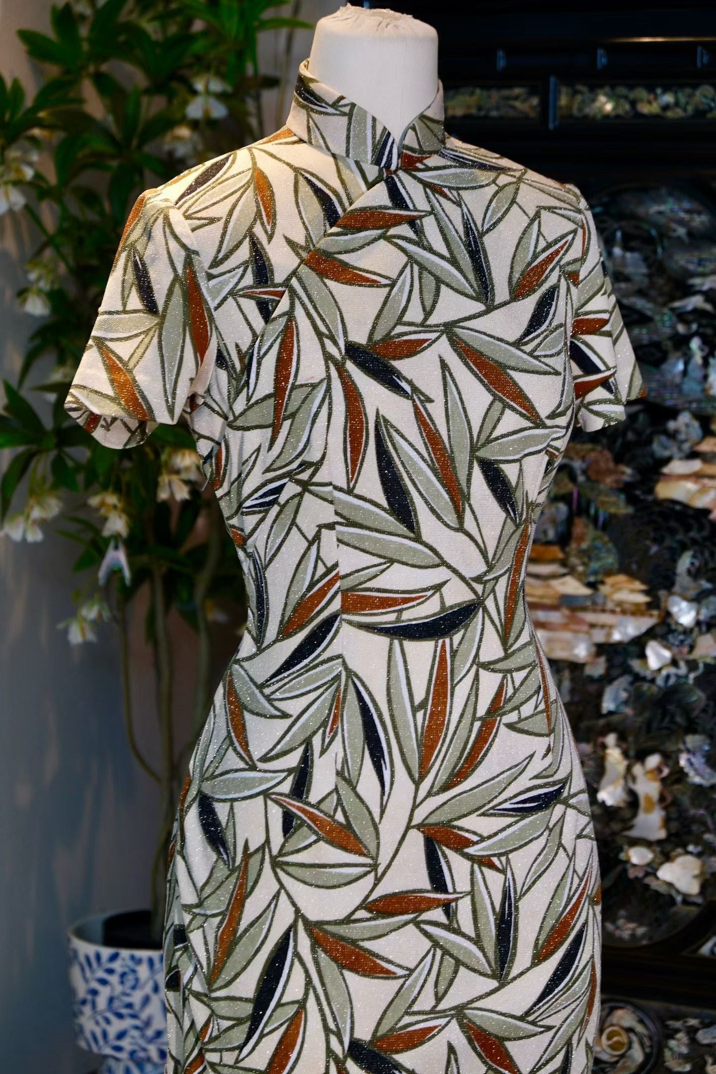 60年代 - 「潇湘竹韵」：六十年代织银三色竹纹古董港式旗袍 / 1960s - "Bamboo Rhyme of Xiaoxiang": A 1960s Hong Kong Vintage Qipao with Lurex-Woven Tri-Colour Bamboo Motif