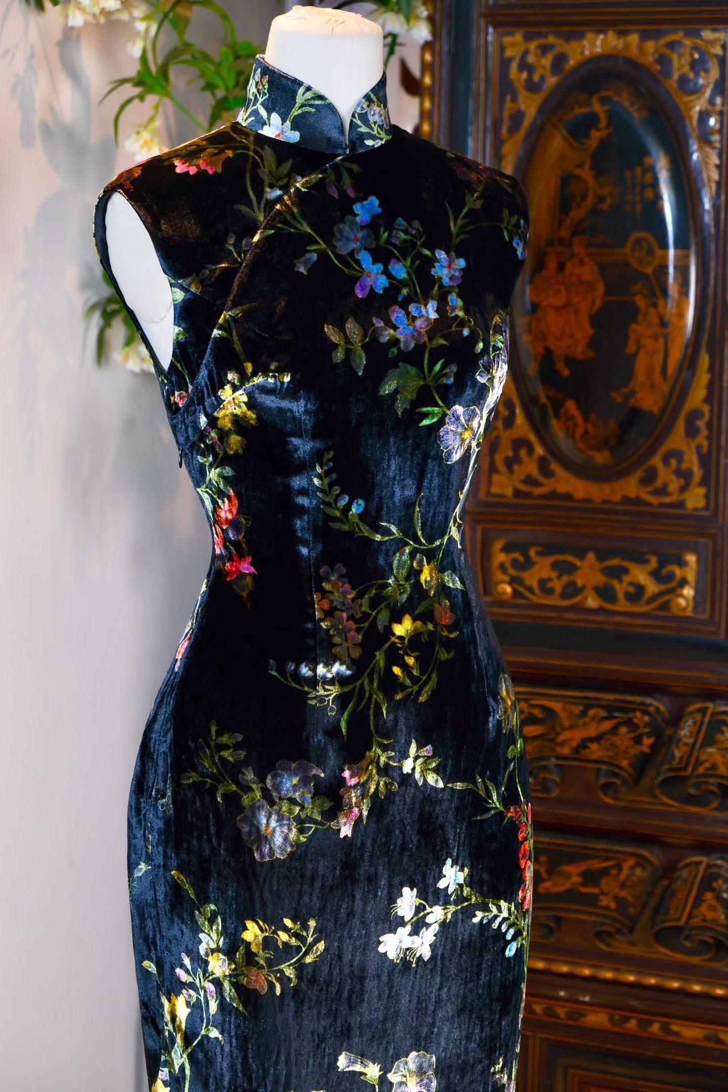 客定结缘 -《金缕幻梦·流光掠影》：当代私人高级定制之作——Ruffo Coli 真丝天鹅绒金缕浮雕旗袍 | Customized Design - "Golden Dreams · Whispers of Light": A Masterpiece of Contemporary Private Bespoke — Ruffo Coli Gold-Embossed Silk Velvet Qipao