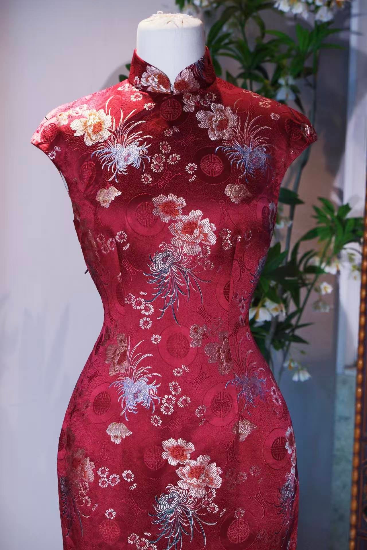 50年代 - 香江霓裳·宋韵西骨缠枝寿菊纹古董旗袍 | 1950s - The Hong Kong Garment: Vintage Cheongsam of Song Dynasty Charm & Western Structure with Interlocking Shou-Chrysanthemum Motifs