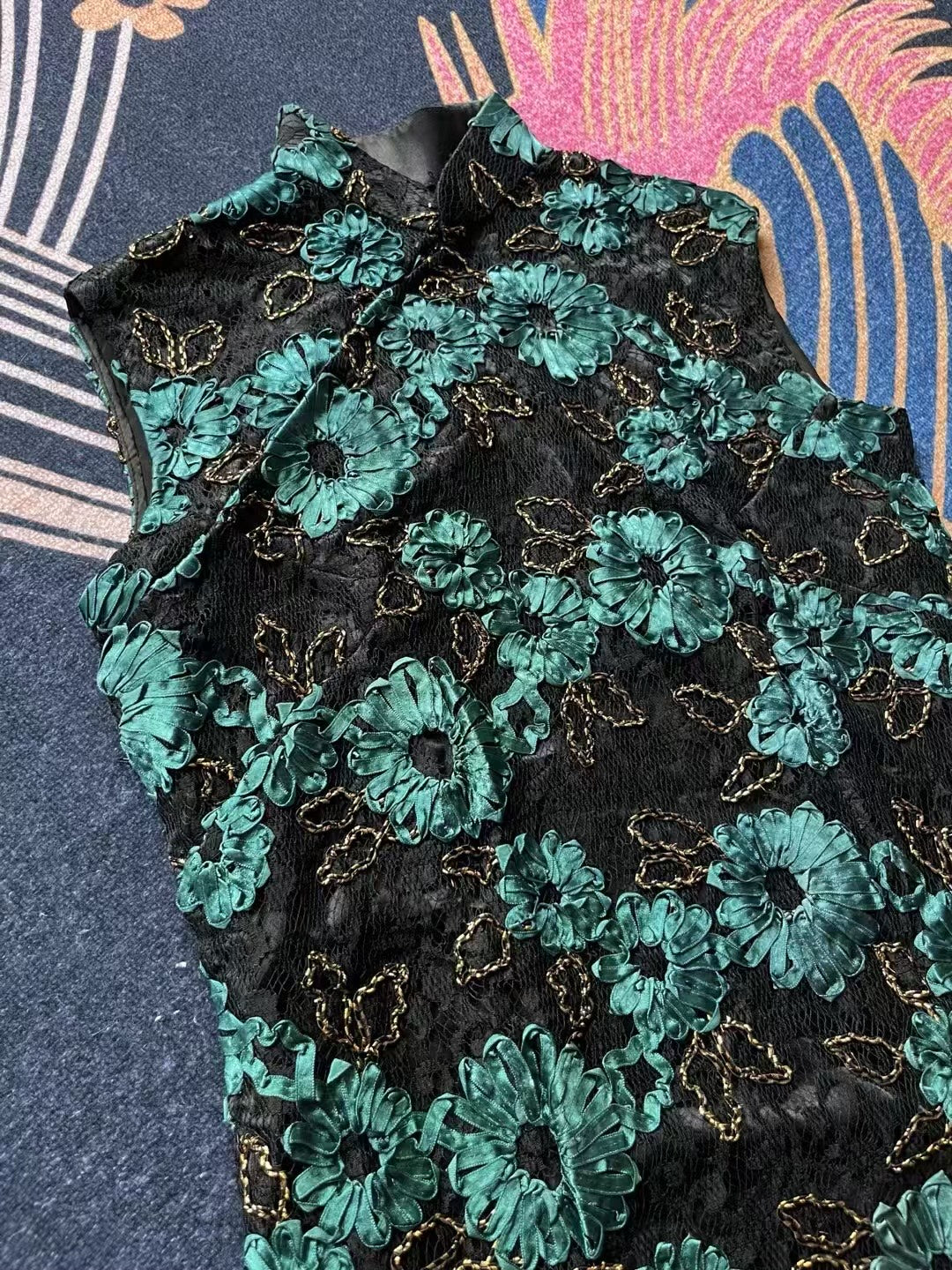 60年代 - 【夜色鎏金 • 孔雀绿丝带立体花卉刺绣无袖旗袍】 | 1960s - “Midnight Gilt” - Sleeveless Qipao with Peacock Green Ribbon Appliqué and Gold Chain Embroidery on Black Lace.