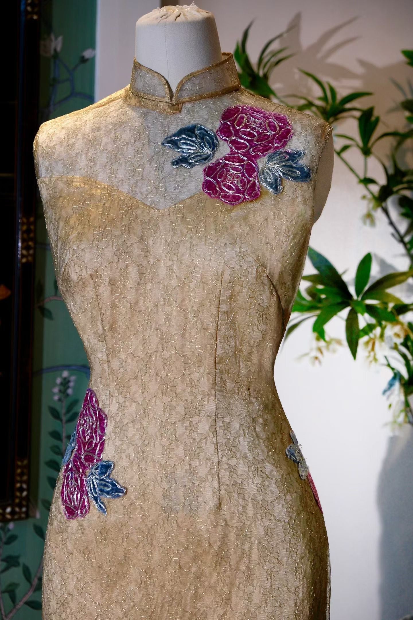 客定结缘 - 金色蕾絲多色花卉貼花刺繡修身無袖長款旗袍 / Customized Design - Fitted Sleeveless Gold Lace Qipao with Multi Colored Floral Appliqué Embroidery Maxi Length