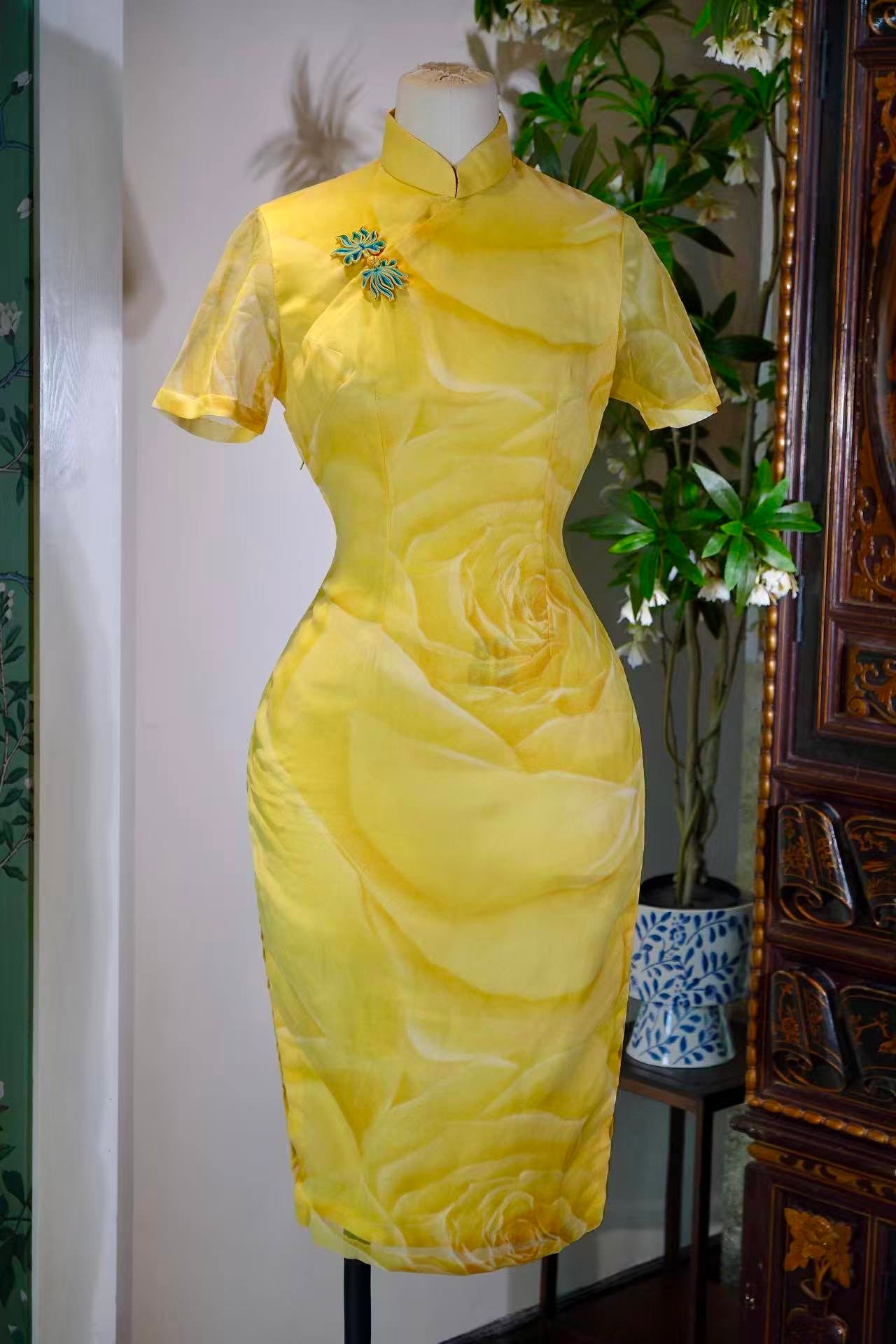 60年代 - 黄玫瑰与薄纱：一件香港古董旗袍的海上花事 | 1960s - Yellow Roses and Chiffon: The "Flower on the Sea" Narrative of a Hong Kong Antique Qipao