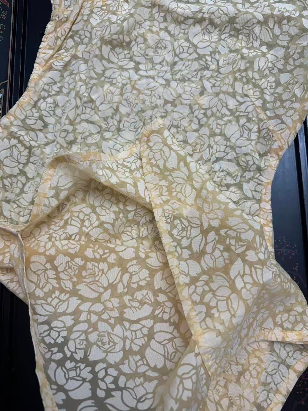 50 年代 - 凝脂映月·工笔写生意境鹅黄薄纱古董旗袍 | 1950s - Frozen Fat Reflecting the Moon: Vintage Goose Yellow Organza Cheongsam with Fine-Brushwork Rose Motif