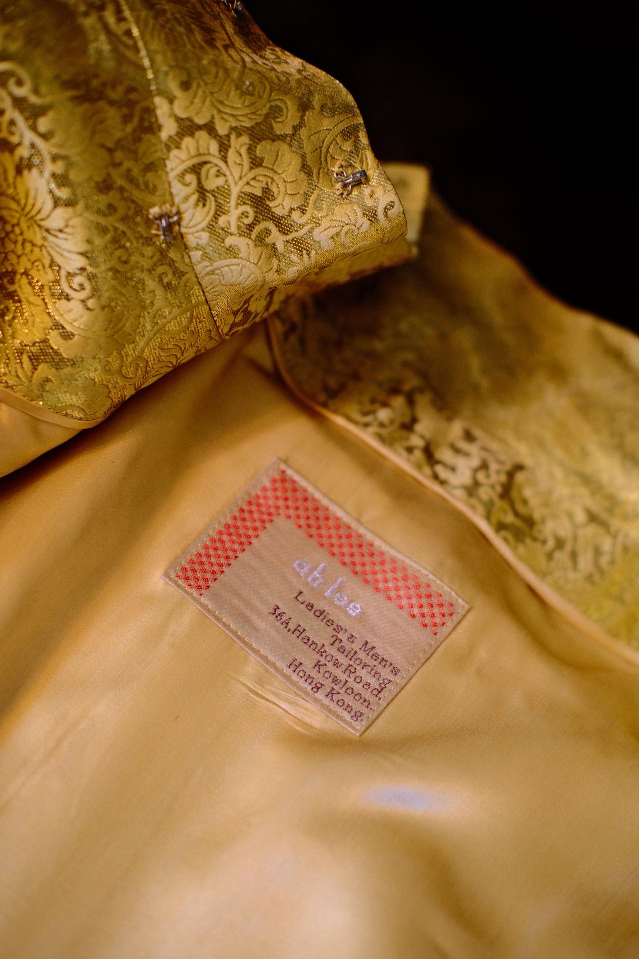 六十年代意大利织金提花三件套：Woo女士的黄金时代华章 | 1960s Italian Gold-Weft Jacquard Three-Piece Set: Ms. Woo’s Anthem of the Gilded Era