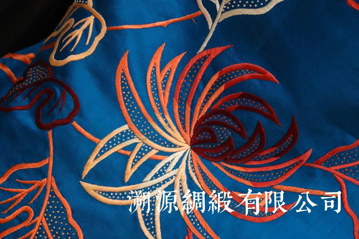 50年代 -【天青蝶舞 • 宝蓝色清代京绣丝光绸缎撞色菊花刺绣短袖旗袍】|  1950s - Sky Blue Butterfly Dance • Royal Blue Qing Dynasty Beijing Embroidery Silk Satin Brocade Contrast Color Chrysanthemum Embroidered Short Sleeve Cheongsam