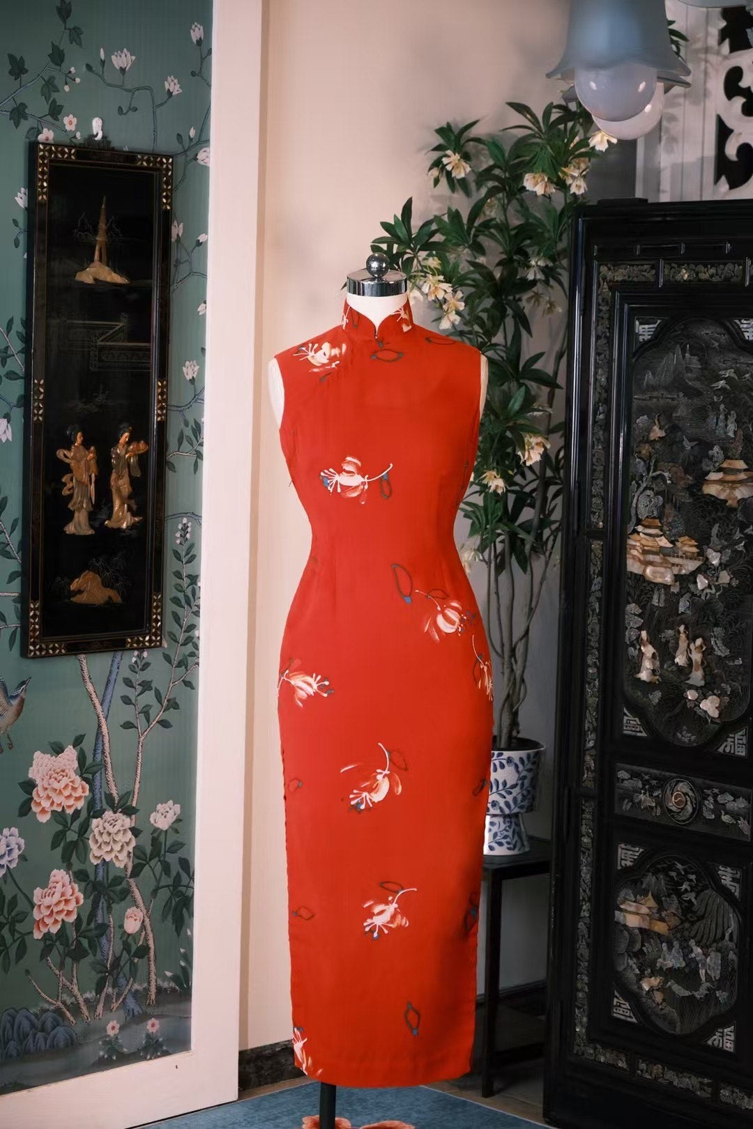 60年代 - 朱砂流光・水墨寫意：一襲熱烈而清雅的現代東方詩意 | 1960s - "Vermillion Luster・Ink Wash Abstract": Sleeveless Orange-Red Modern Minimalist Abstract Floral Qipao (Cheongsam)