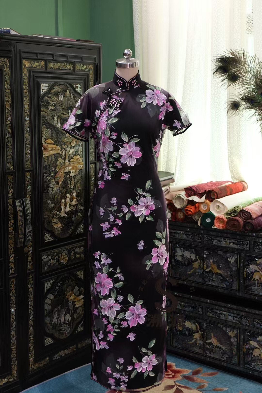 客定结缘 - Ruffo Coli奢华定制系列：暗夜幽兰·黛黑薄纱手绘花卉旗袍 (Qipao) | Customized Design- Ruffo Coli Luxury Custom Collection: The Midnight Orchid — Hand-Painted Floral Sheer Black Cheongsam (Qipao)