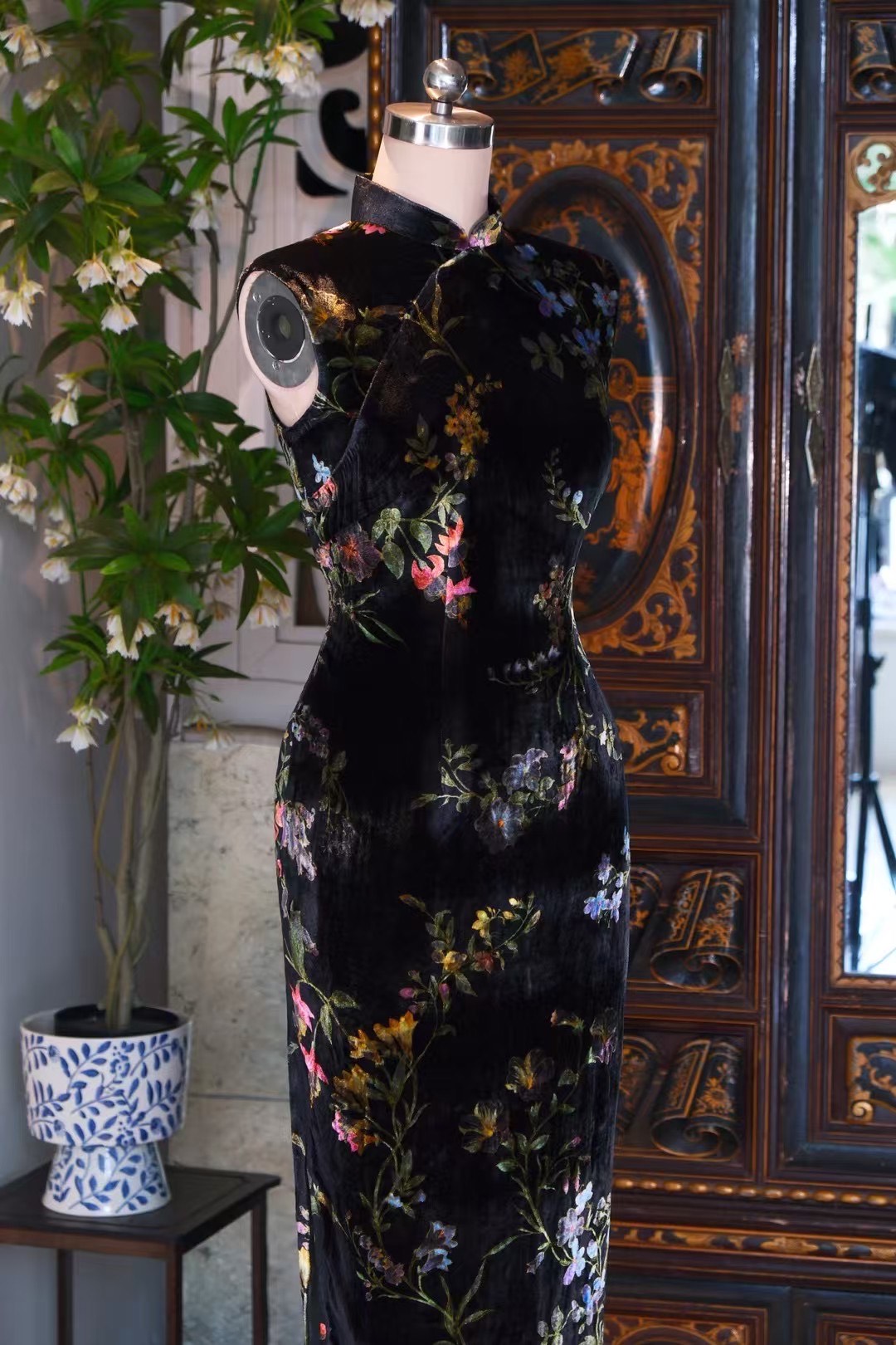 客定结缘 - 暗夜浮光·Ruffo coli 高定无袖印花真丝绒旗袍（洛可可花园主题）| Customized Design - The Night Bloom: Ruffo coli Haute Couture Sleeveless Qipao in Printed Silk Velvet (Rococo Garden Motif)