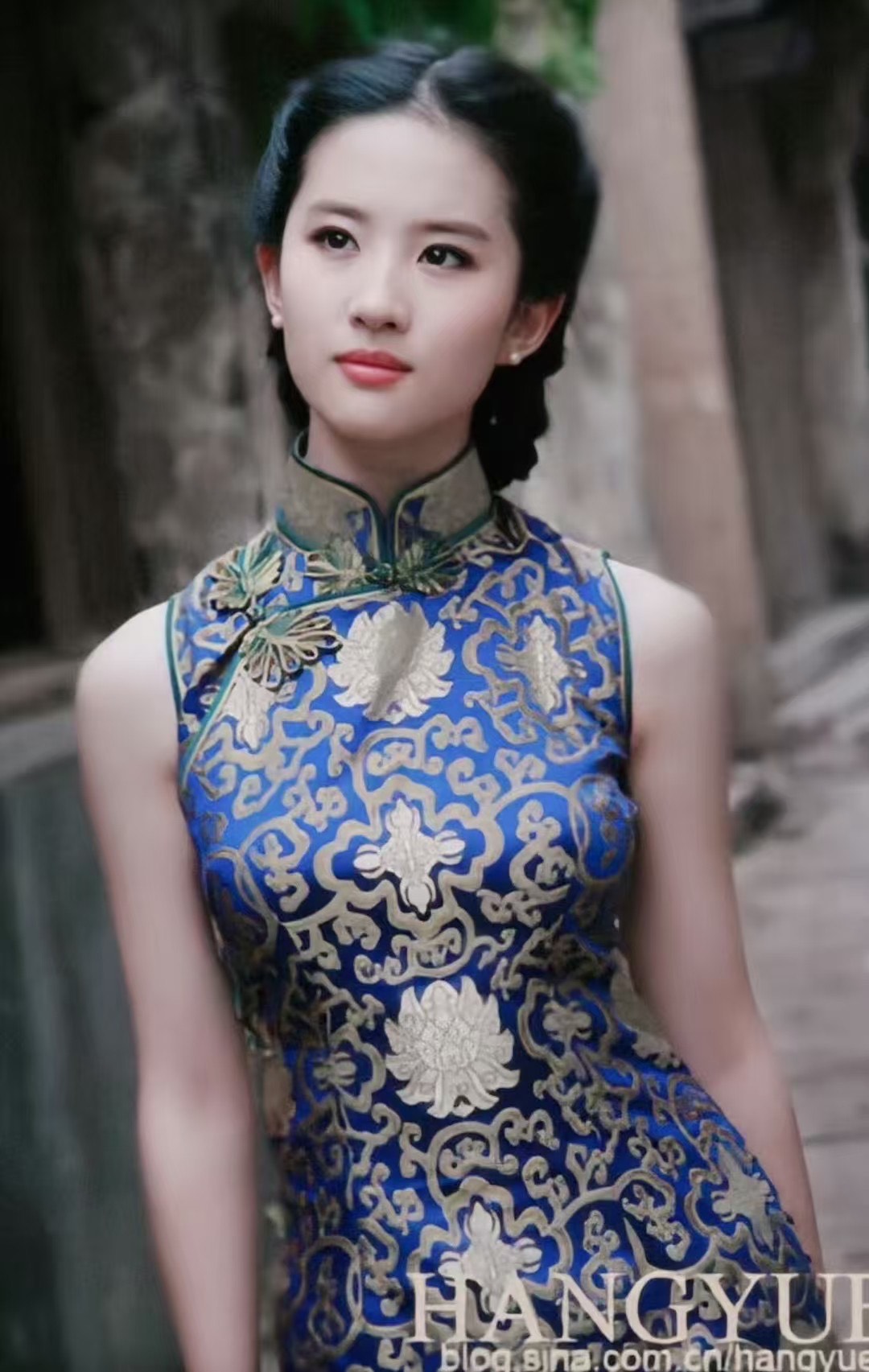 60年代 - 「深海龙吟」上世纪六十年代港式定制克莱因蓝（宝蓝）织金织锦缎无袖曳地旗袍：银丝绲边与龙纹牡丹图案 / Customized Design - The "Ocean Dragon's Roar": 1960s Hong Kong Couture Klein Blue Brocade Qipao with Gold-Woven Dragon and Peony Motif, Sleeveless Floor-Length Gown with Silver Metallic Piping.