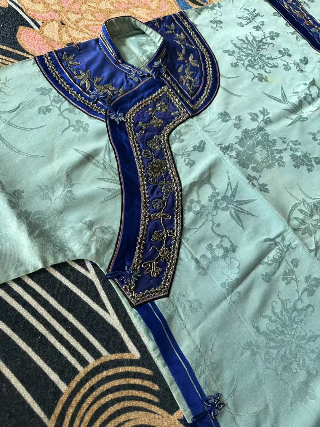 1880年代至1910年代 - 霽藍幽夢・暗紋海棠：一場穿越時光的清雅舊夢 | 1880s - 1910s - "Cerulean Whisper・Hidden Begonia": Late Qing Dynasty/Early Republic Mint Green Brocade Silk Jacket (Ao/Shan) with Embroidered Indigo Trim