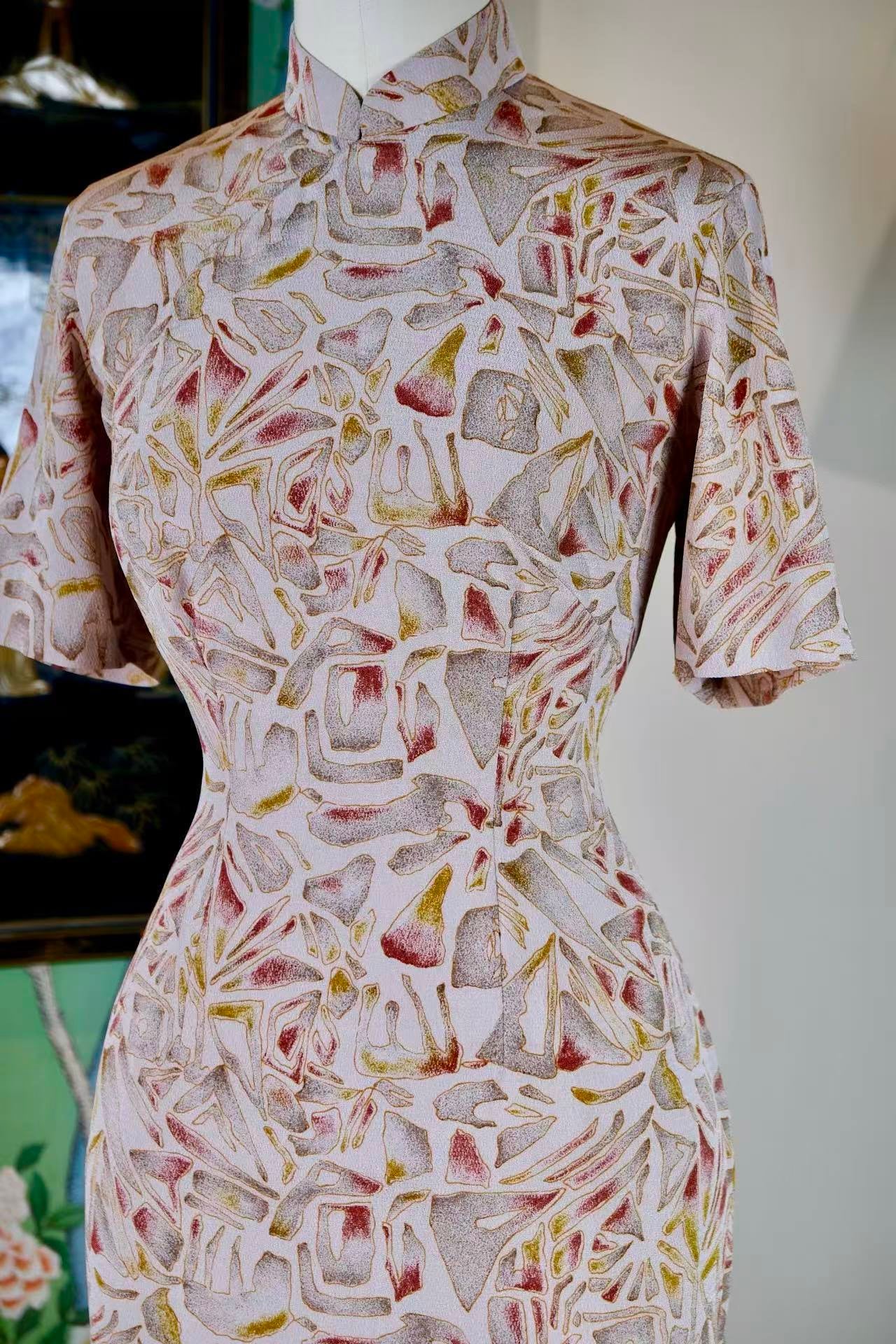 60年代 - 六十年代台湾风华：肌理绉纱“破碎琉璃”抽象几何印花古董旗袍 — 战后华人服饰的现代性实验与身体诗学 |  1960s - 1960s Taiwan Elegance: A Vintage Textured Crepe Cheongsam with "Shattered Stained-Glass" Abstract Geometric Print — A Specimen of Post-War Modernist Experimentation and Bodily Poetics