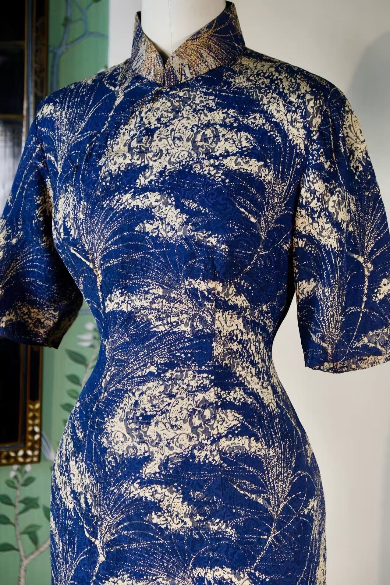 60年代 - 蓝金寓言·1960年代台湾产靛蓝斜纹绸米金羽叶卷草纹古董旗袍 | 1960s - Blue-Gold Fable: A 1960s Taiwan Vintage Indigo Silk Twill Cheongsam with Beige-Gold Feather-Leaf and Scroll Motifs