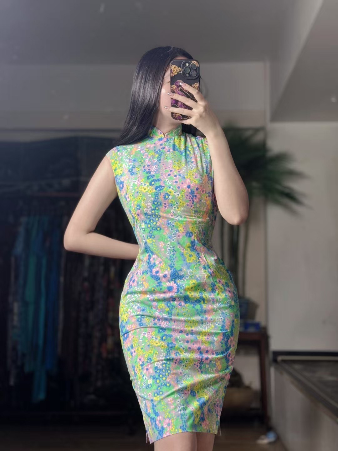 60年代 - 仲夏夜之梦：Vintage 60年代港工定制，纯棉童趣花漾古董旗袍 / 1960s - Midsummer Night's Dream: A Vintage 60s Hong Kong Tailored Cotton Cheongsam with Whimsical Floral Print