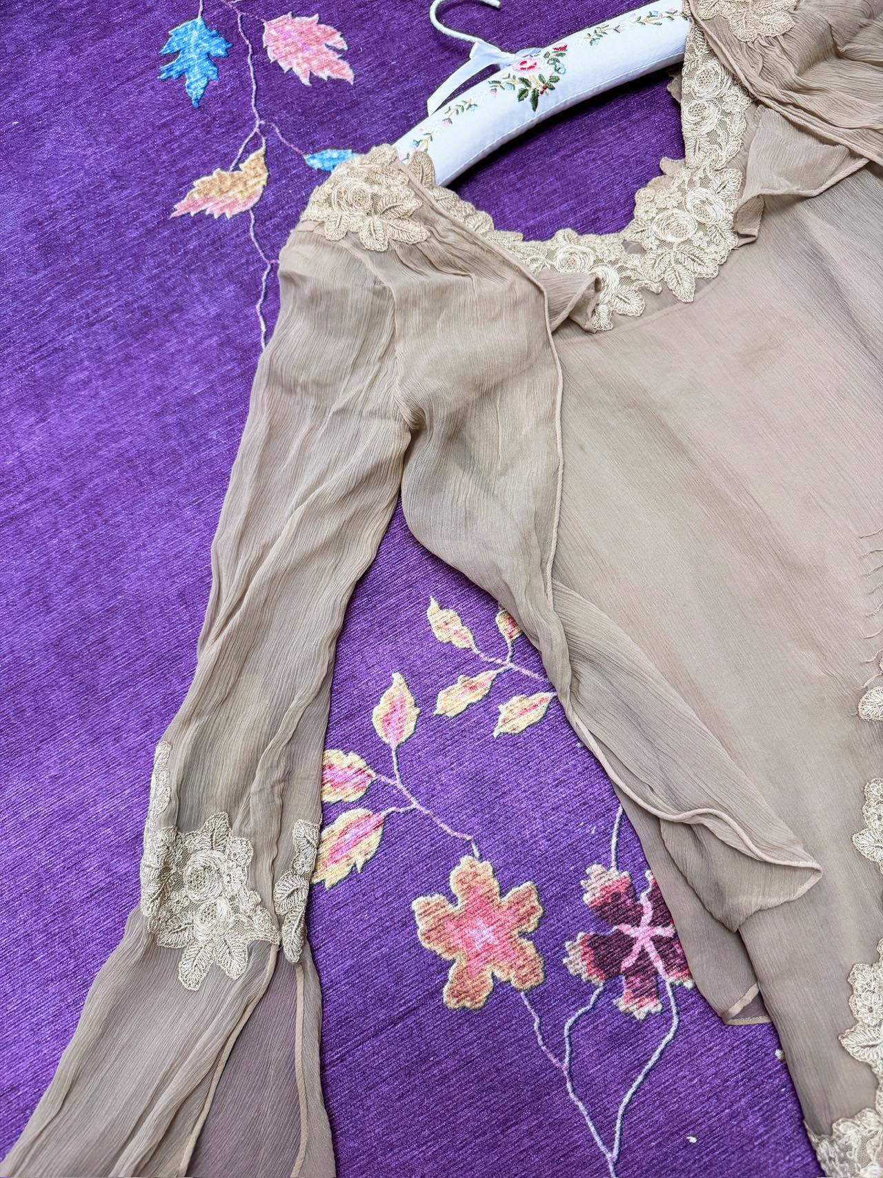 枫雪凝香：一件真丝薄纱法蕾古董裙的离散与归乡 | The Fragrance of Maple and Condensed Snow: The Diaspora and Homecoming of a 1920s Silk Tulle and French Lace Antique Gown