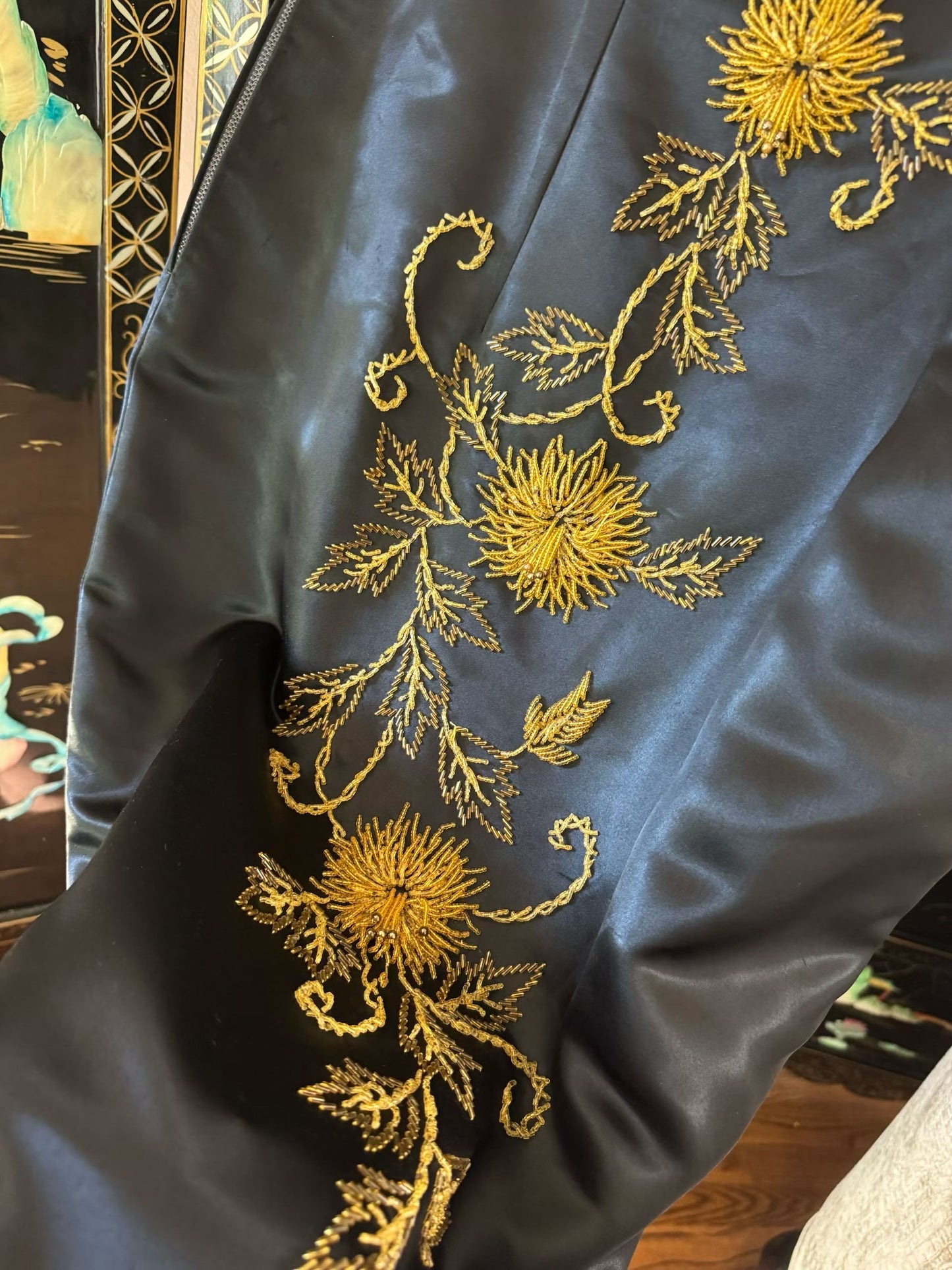 50年代 - 「墨緞金繡・富貴菊韻」典雅短袖修身旗袍 / 1950s - "Black Silk Splendor・Golden Embroidery Chrysanthemum Charm" Elegant Short-Sleeve Slim-Fit Cheongsam (Qipao)