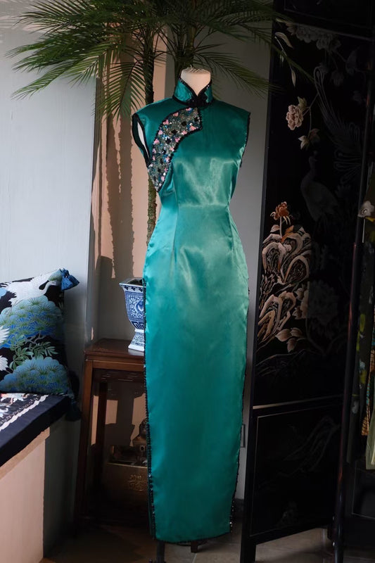 60年代 -【馆藏级】流光溢彩宝石绿 钉珠亮片绲边 曳地花瓶版型 贵雅旗袍礼服 | 1960s - "Museum-Quality" Glistening Jewel-Toned Emerald Green Qipao Gown with Beaded Sequin Embroidery, Piping Trim, and Floor-Length "Vase" Silhouette