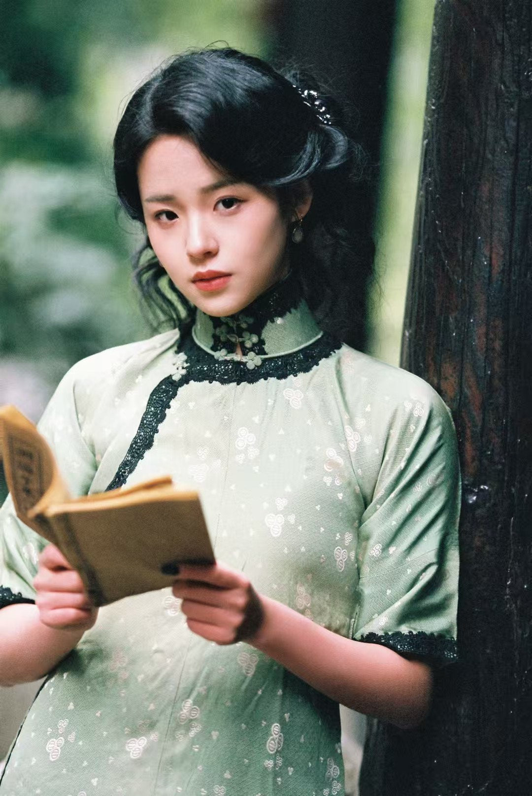 30年代 -新新有限公司典藏版“翠意盈袖”蕾丝滚边印花真丝乔其纱日常款旗袍 / 1930s - The "Emerald Charm Sleeves" Collection: A Genuine Silk Crêpe de Chine Qipao with Lace Trims and Printed Pattern, Produced by Sincere Company (New Era Department Store)