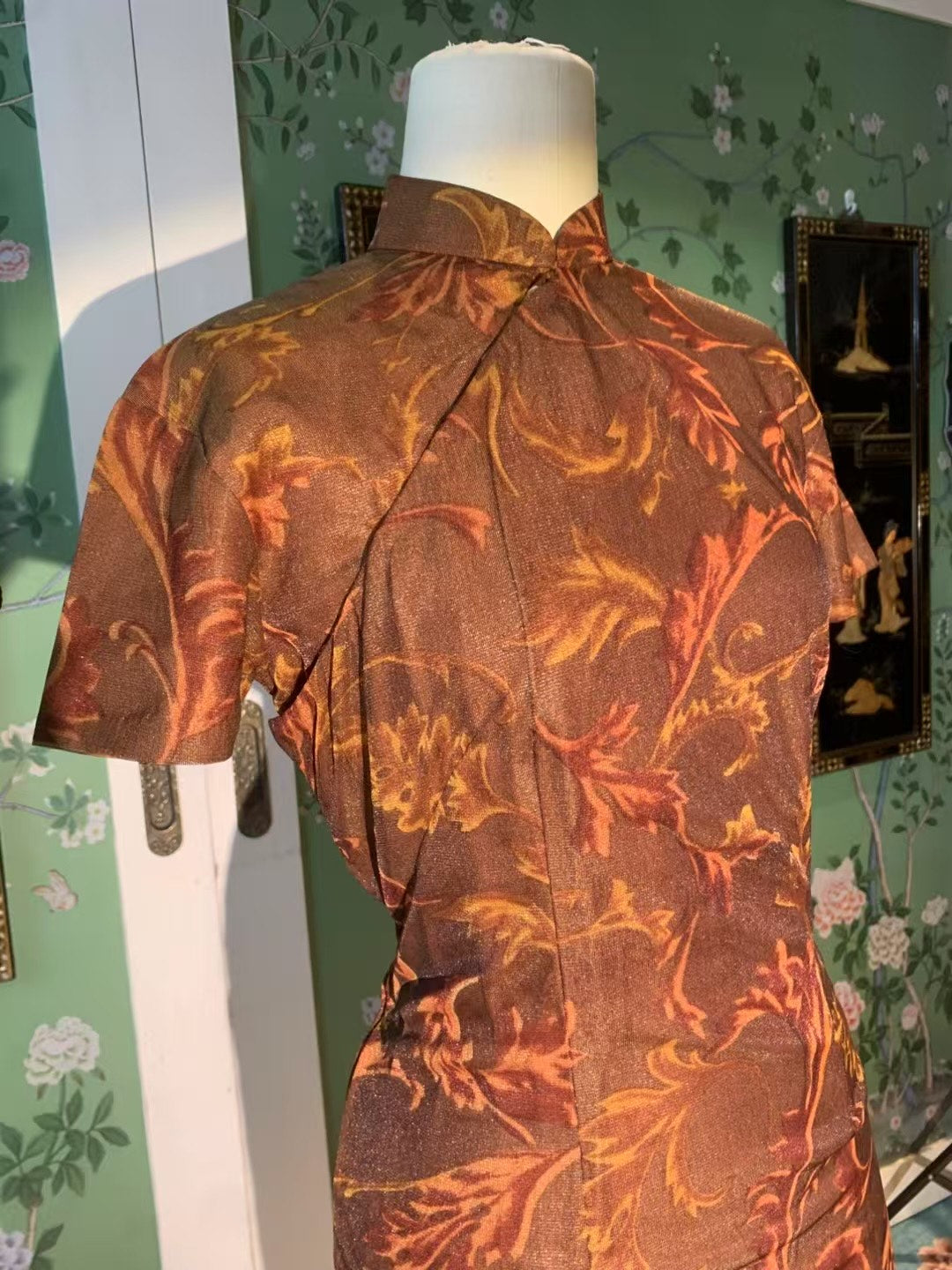 50年代 - 暮光鎏金·秋褐底赤金莨苕叶短袖旗袍 | 1950s - Twilight Gilt: Auburn Base Cheongsam with Crimson-Gold Acanthus Leaf Pattern (Short-Sleeved)